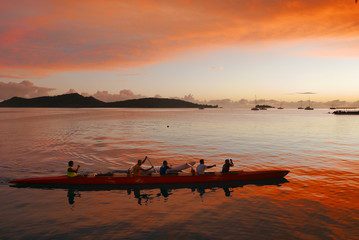 va'a V6 sur le lagon au coucher du soleil à Raiatea – esprit de la Hawaiki Nui Va’a et traditions polynésiennes