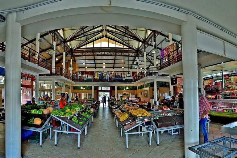Photo de l'intérieur du marché de Uturoa