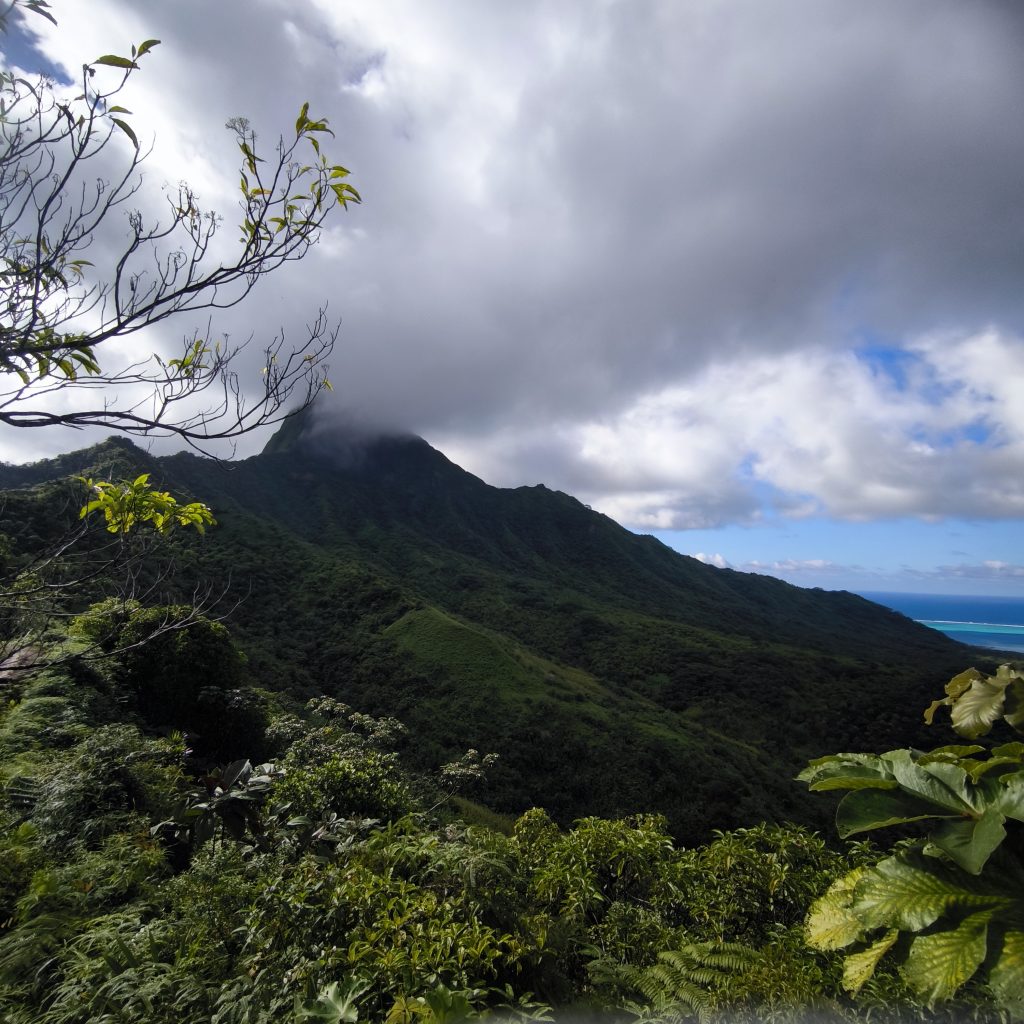 Montagnes de Raiatea sous les nuages