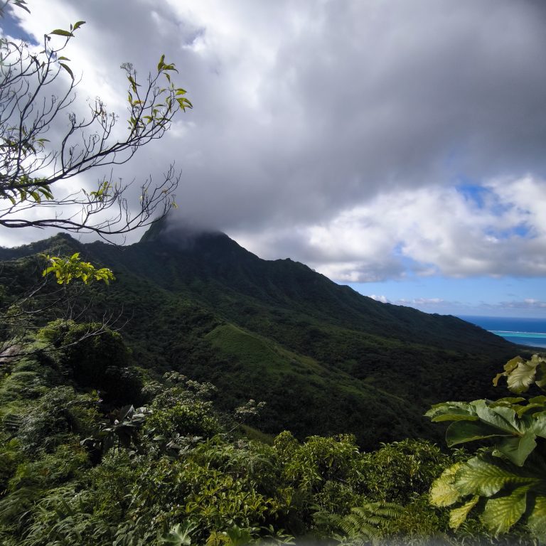 Montagnes de Raiatea sous les nuages