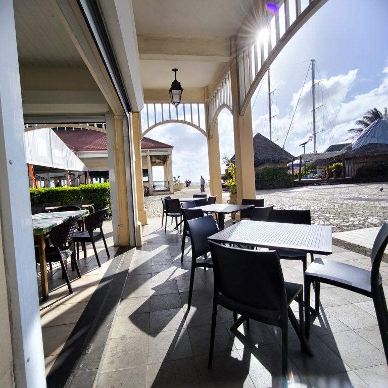 Vue d'une terrasse de café de Raiatea
