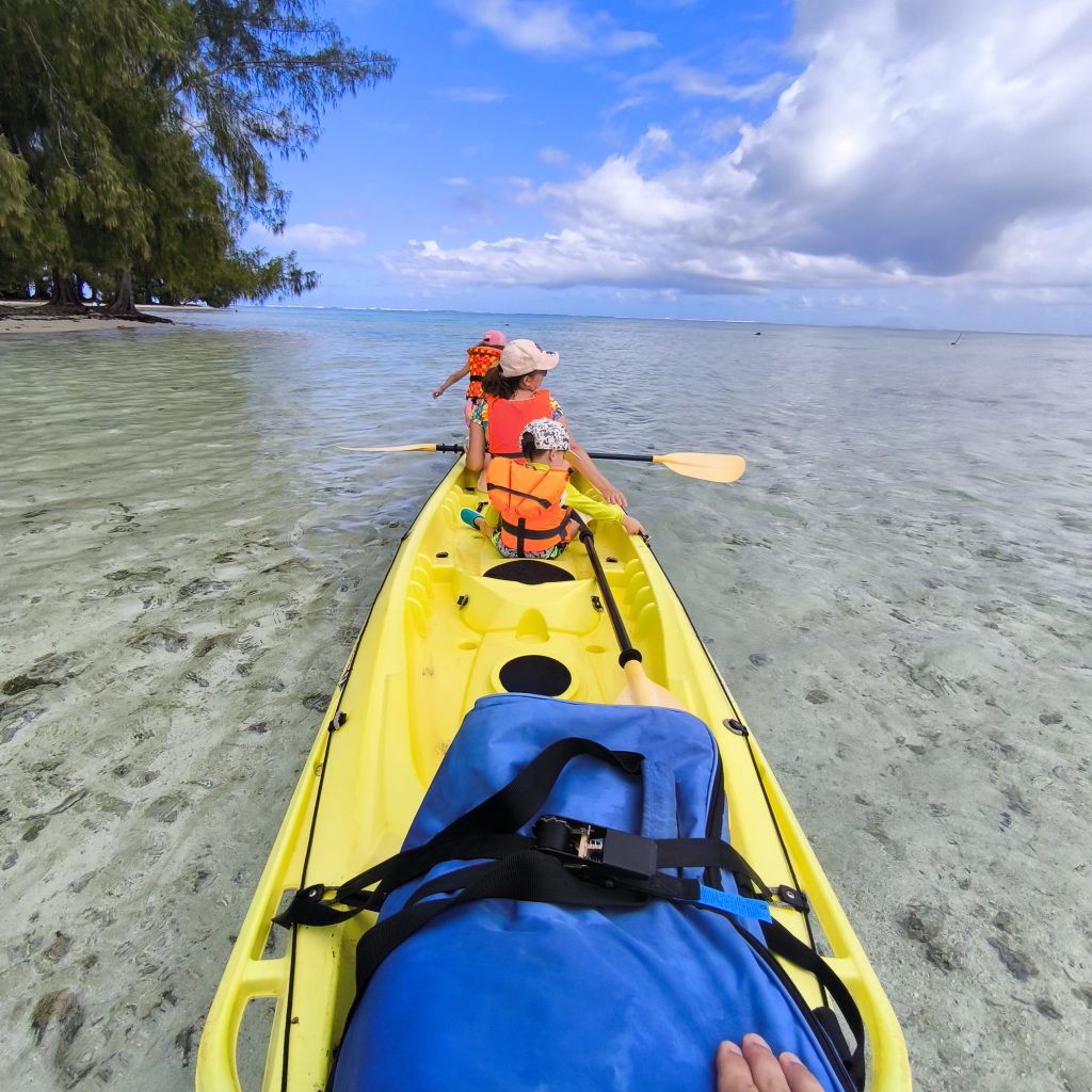 En kayak sur le lagon de Raiatea, Iris et Amir à l’avant , glissant sur une mer turquoise au calme du matin.