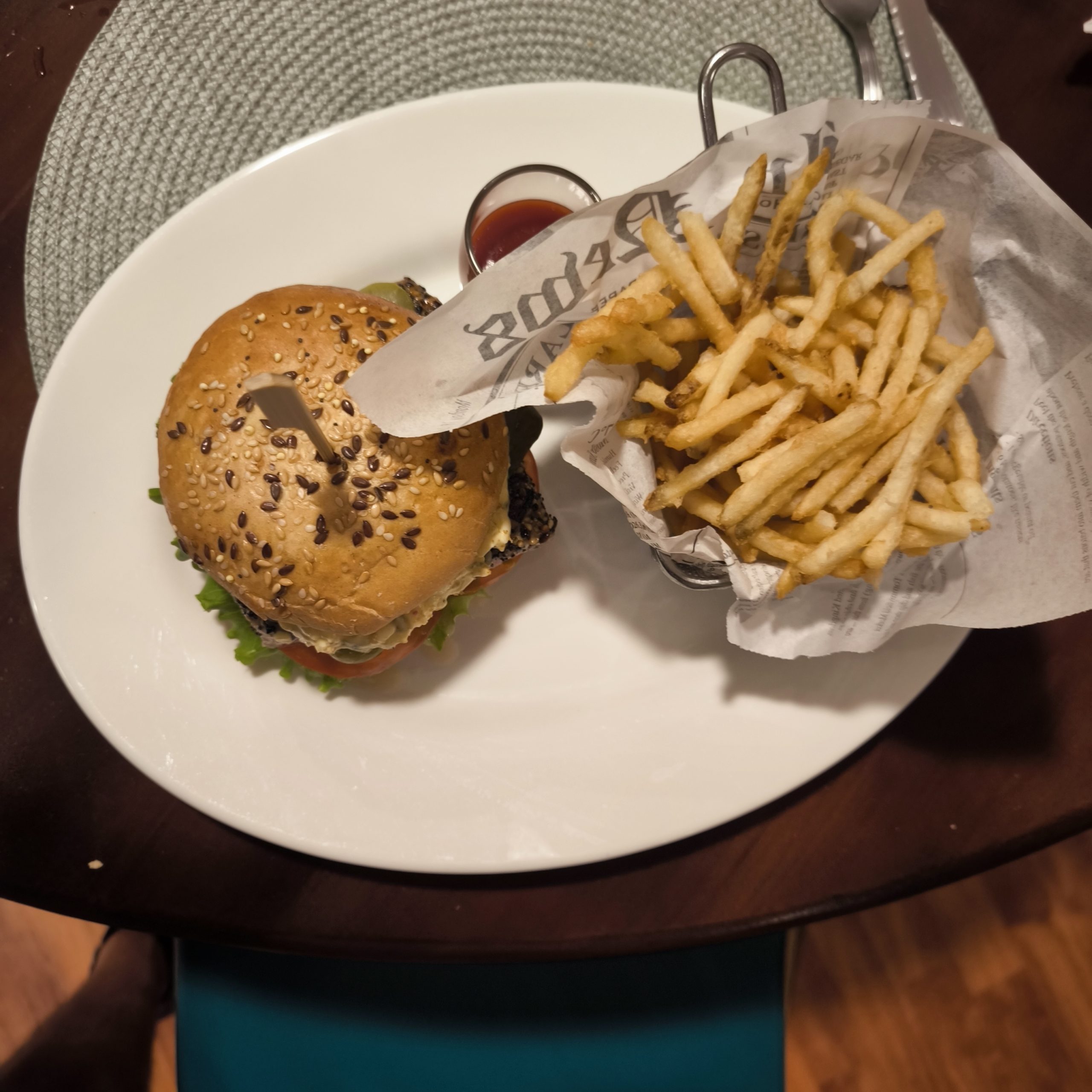 Burger maison servi à la Villa Ixora à Raiatea