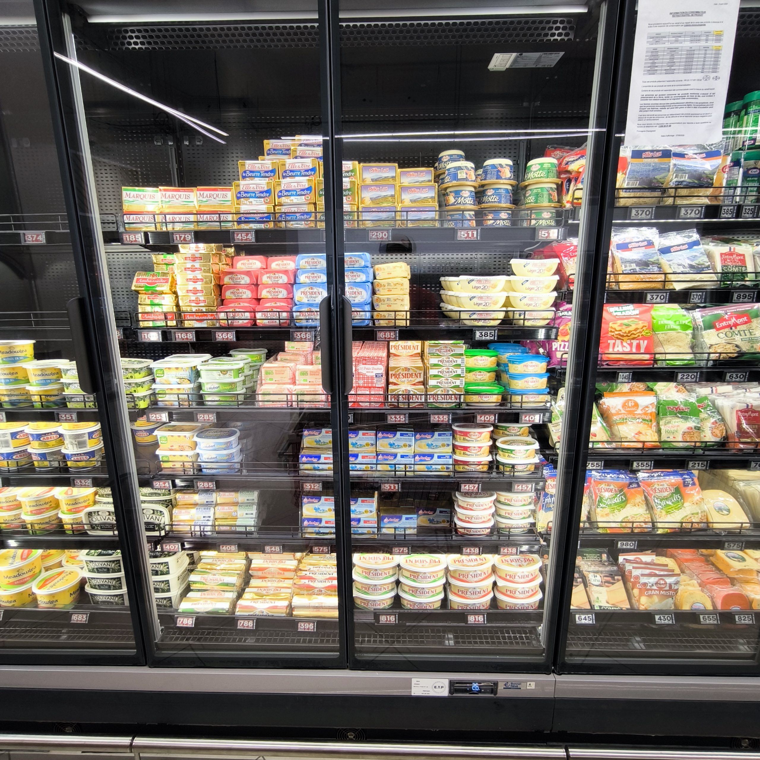 Rayon frais du Carrefour Uturoa à Raiatea, avec les prix des beurres et fromages importés