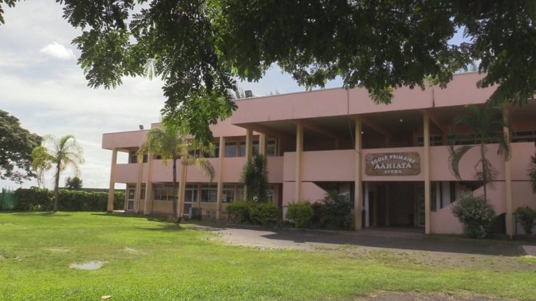 L&rsquo;école au Fenua : entre héritage français et ancrage polynésien.