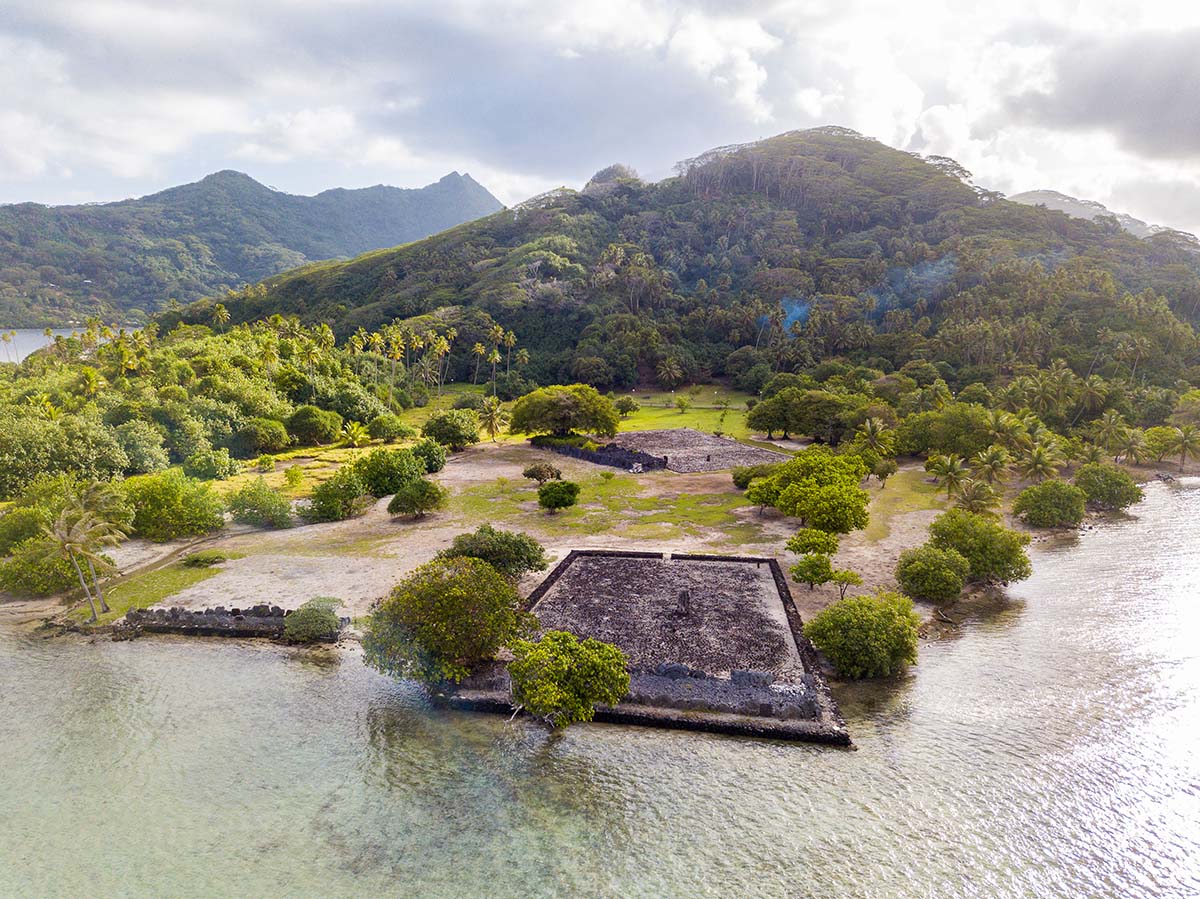 Vue aérienne du marae Taputapuātea au sud de Raiatea, berceau spirituel de la Polynésie