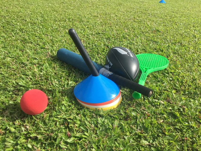 Image d'accessoires de sport avec plots, balle et raquette