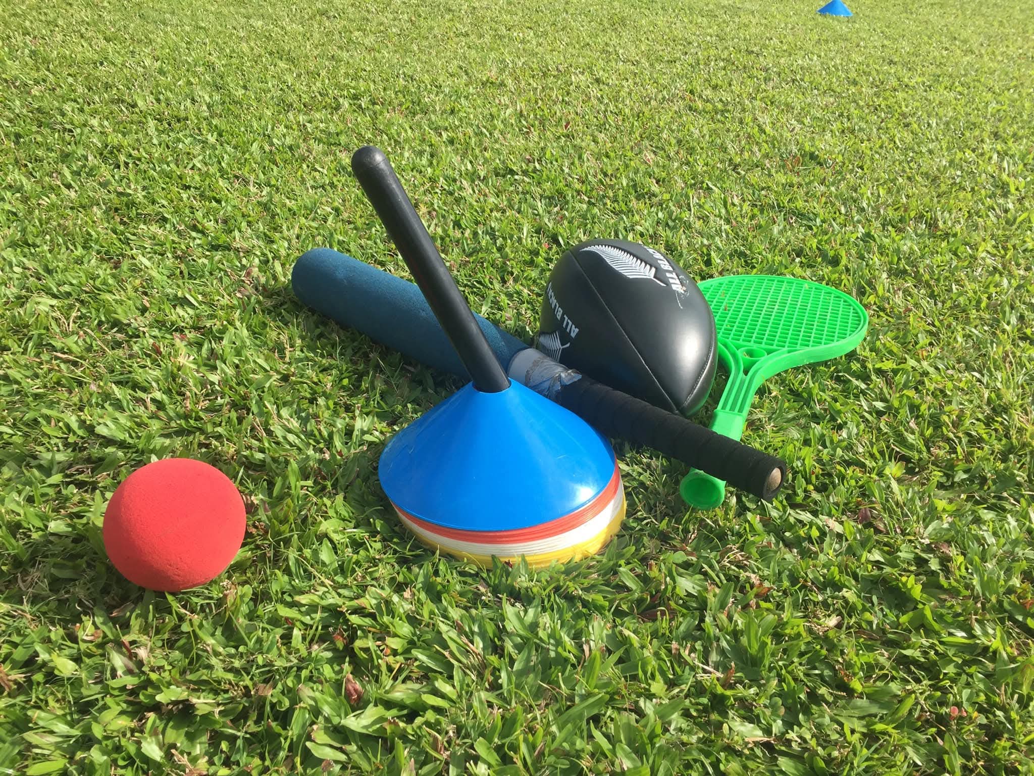 Image d'accessoires de sport avec plots, balle et raquette