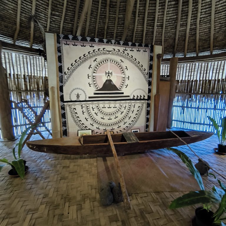 Image d'une ancienne pirogue au musée Fare pote de Maeva