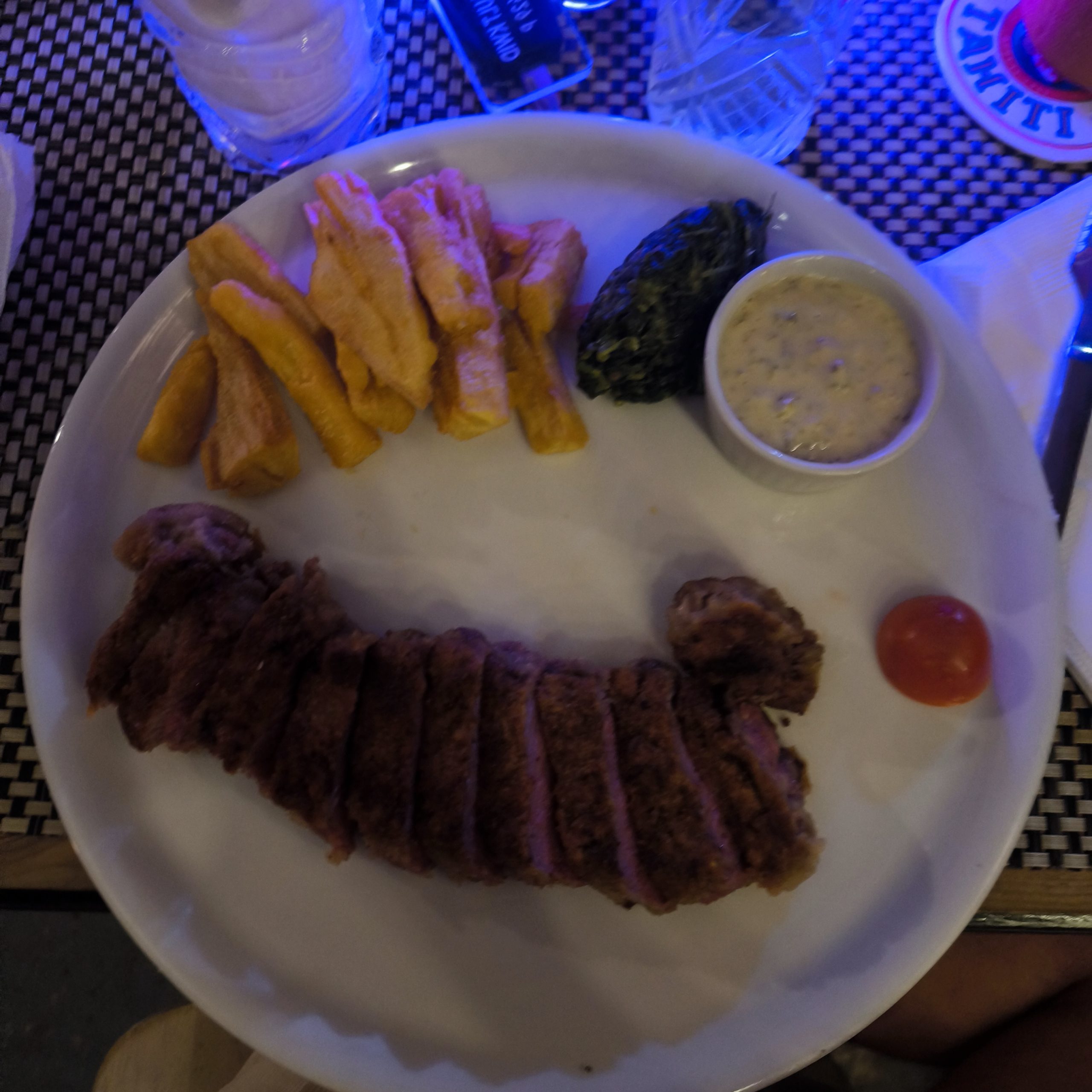 Boeuf pané et frites de manioc au Restaurant Métis à Huahine
