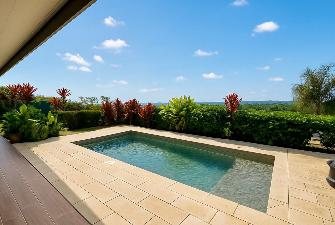 Pour se projeter : imaginer un verre au bord de la piscine, à la maison, face au lagon quand le soleil commence à décliner.