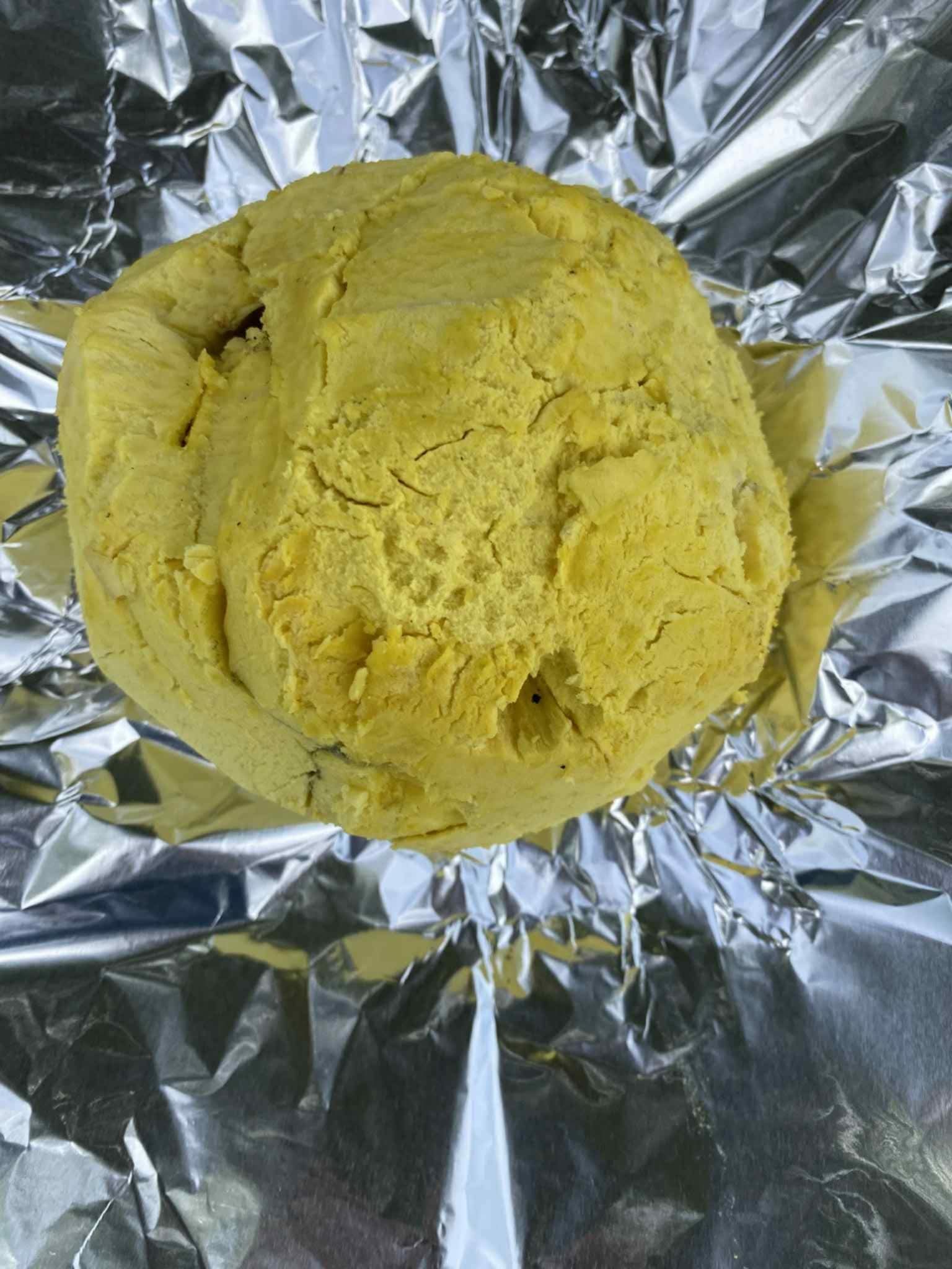Uru cuit au barbecue enveloppé dans du papier aluminium