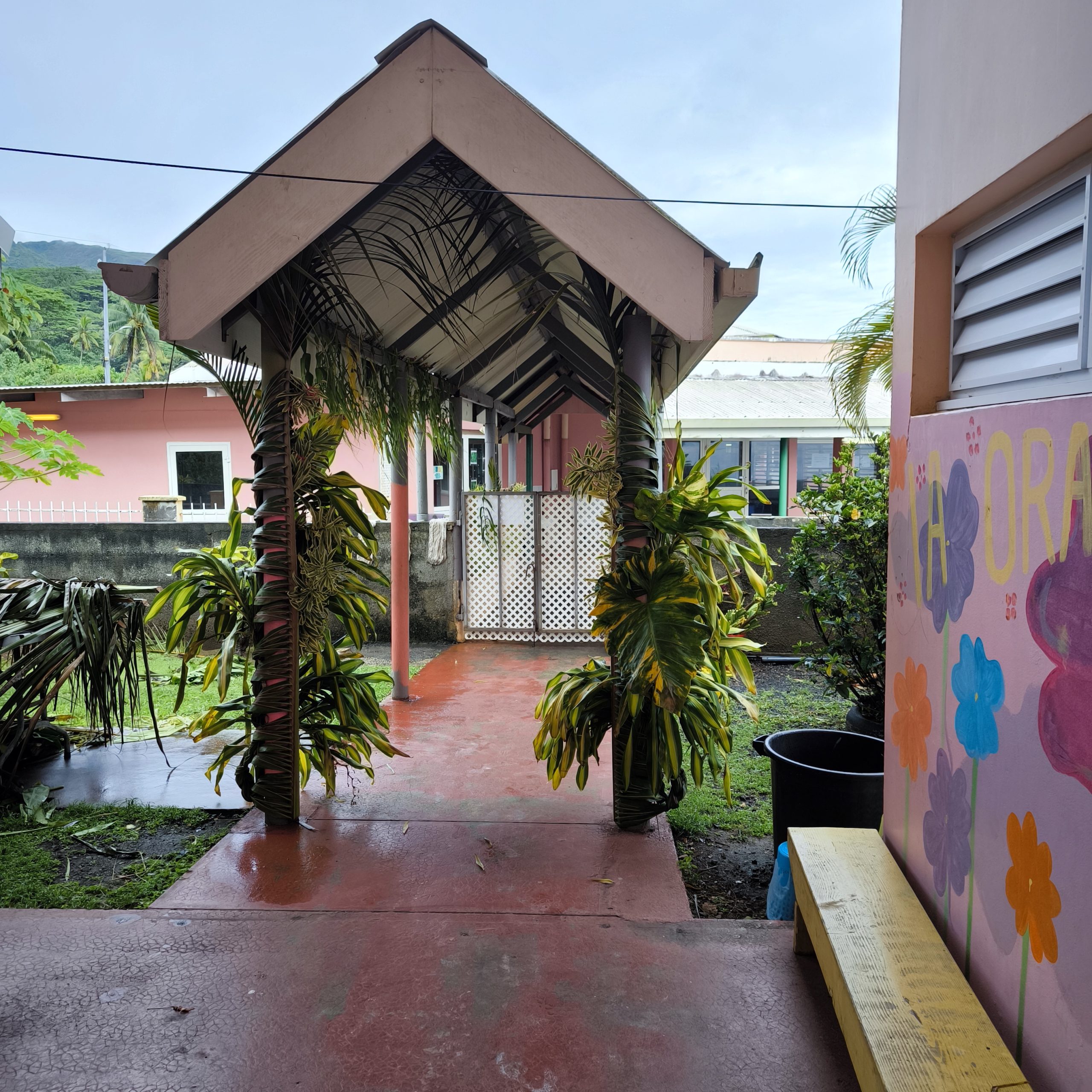Stand décoré à l’école de Raiatea pour Matari‘i i ni‘a, avec fruits, fleurs et ambiance de fête