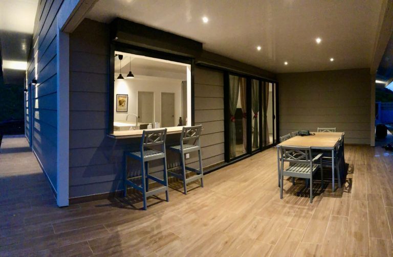 Photo d'une terrasse avec passe plat donnant sur la cuisine