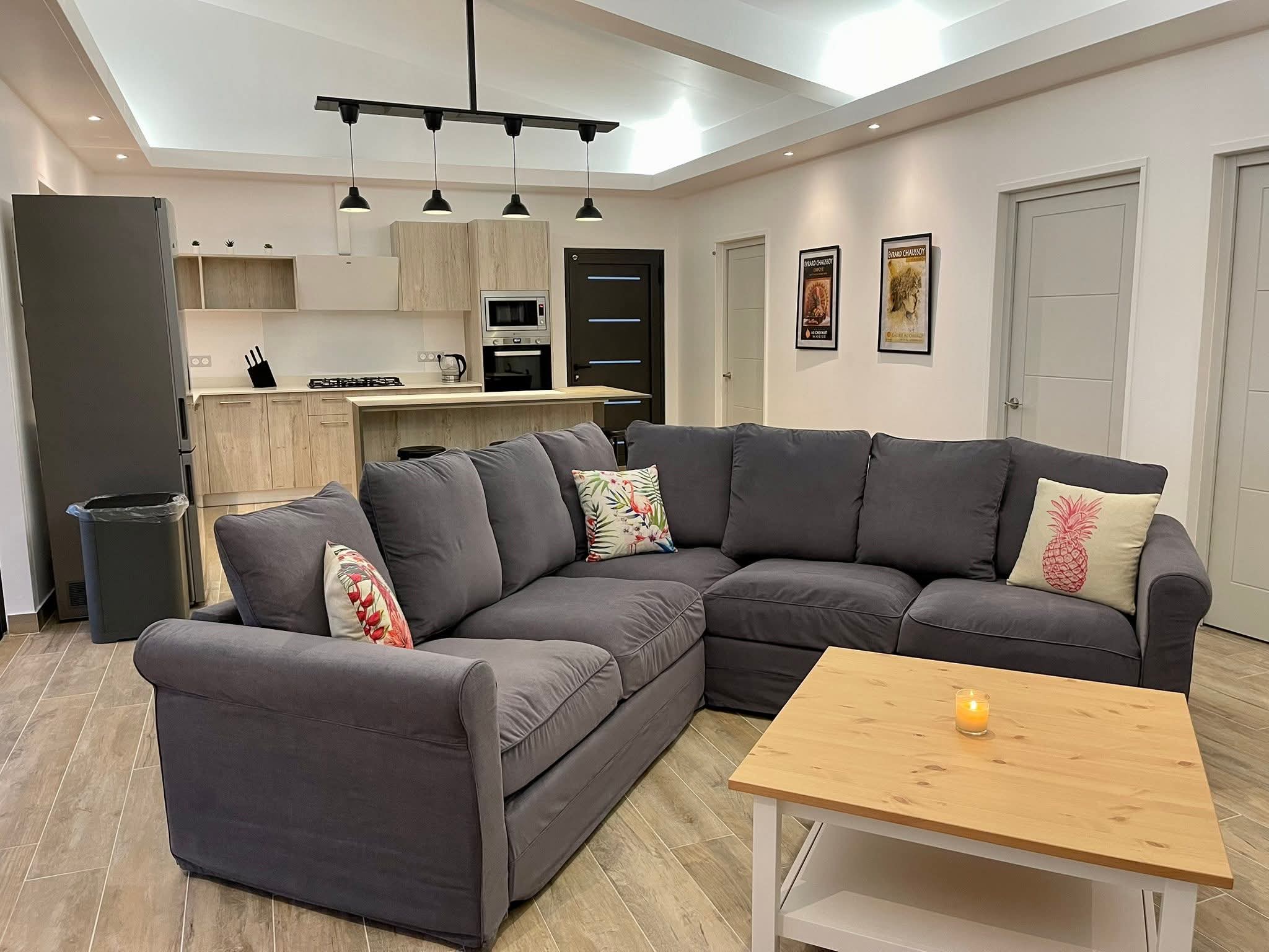 Salon ouvert et terrasse dans une maison familiale à Raiatea
