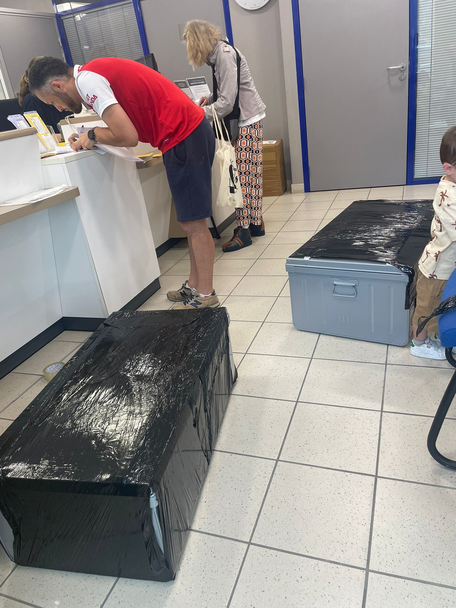 Dépôt des cantines militaires au bureau de poste avant envoi vers la Polynésie
