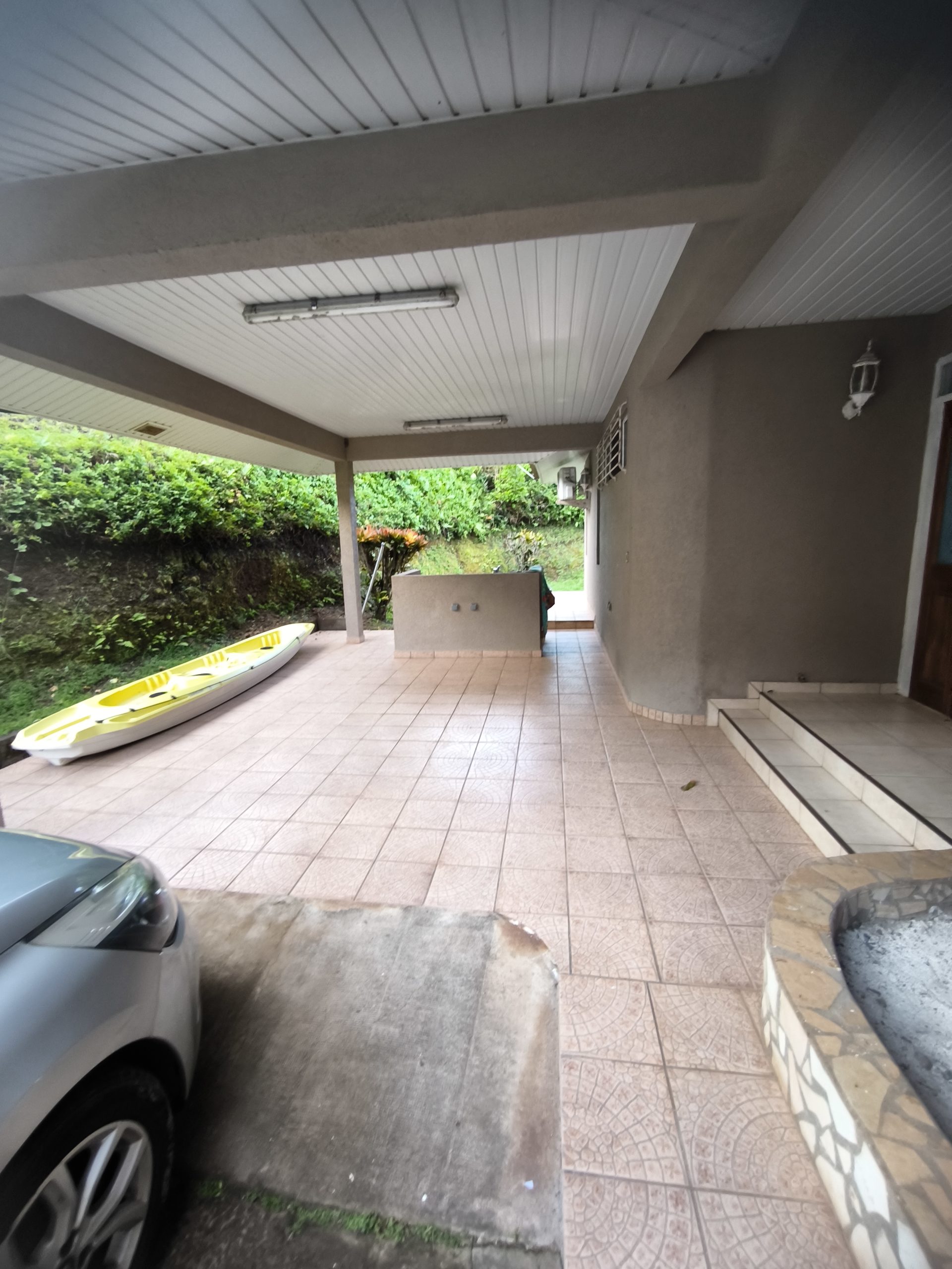 Terrasse couverte et espace extérieur de notre première maison à Raiatea