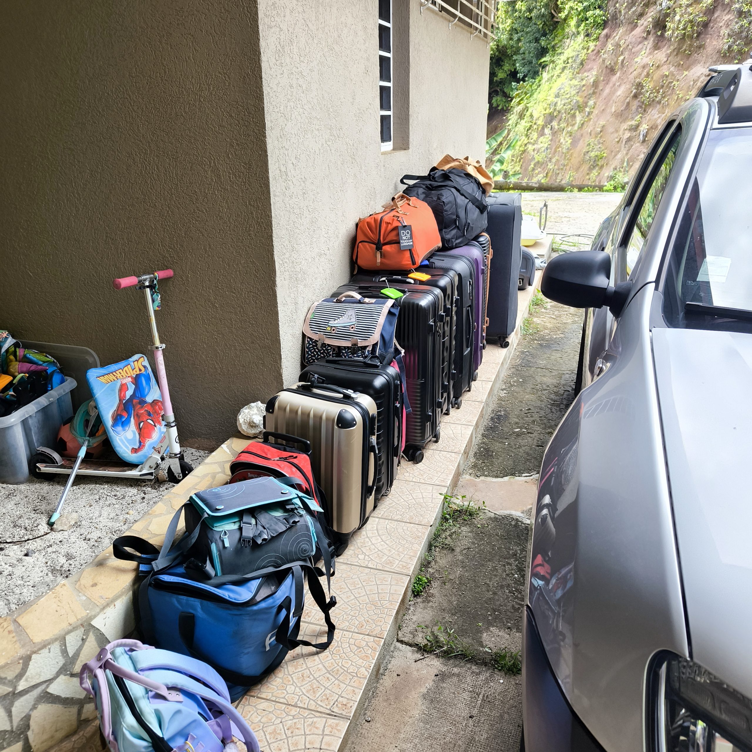 Valises et affaires lors d’un déménagement familial à Raiatea
