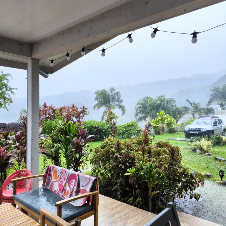 Image d'une averse avec vue sur lagon
