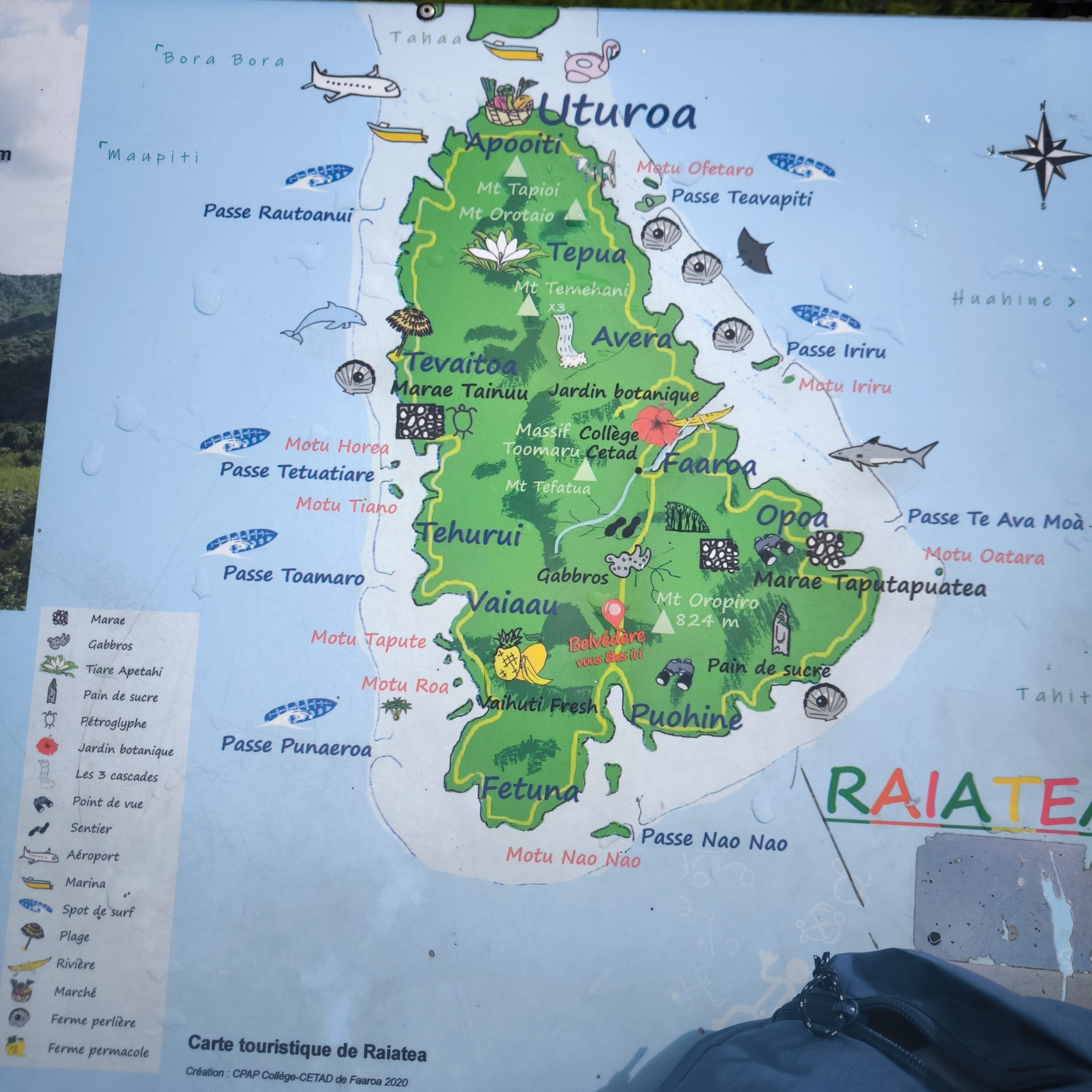Carte touristique de Raiatea indiquant l’île principale et plusieurs motu