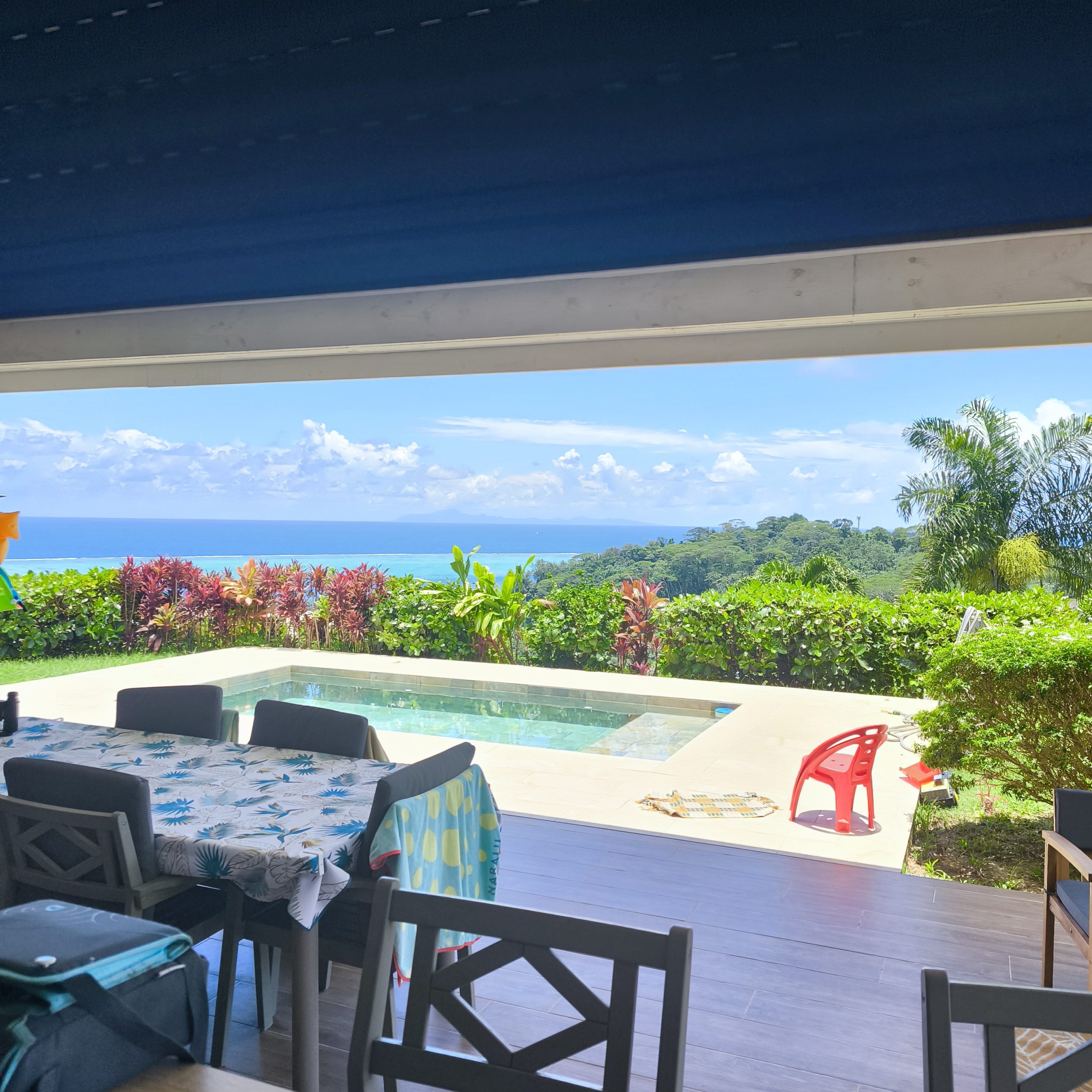 Terrasse et vue sur Raiatea