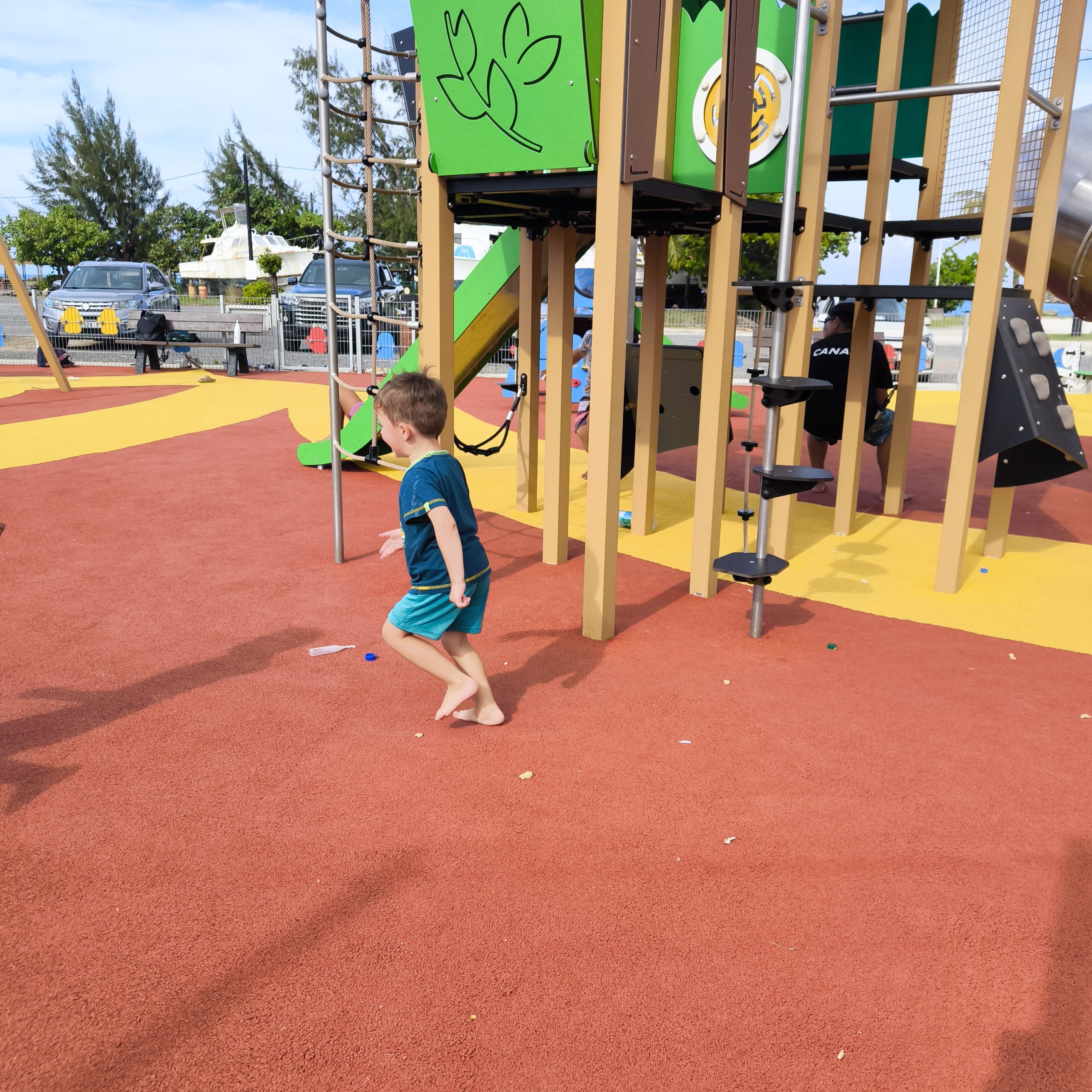 Les enfants qui jouent au parc à Raiatea