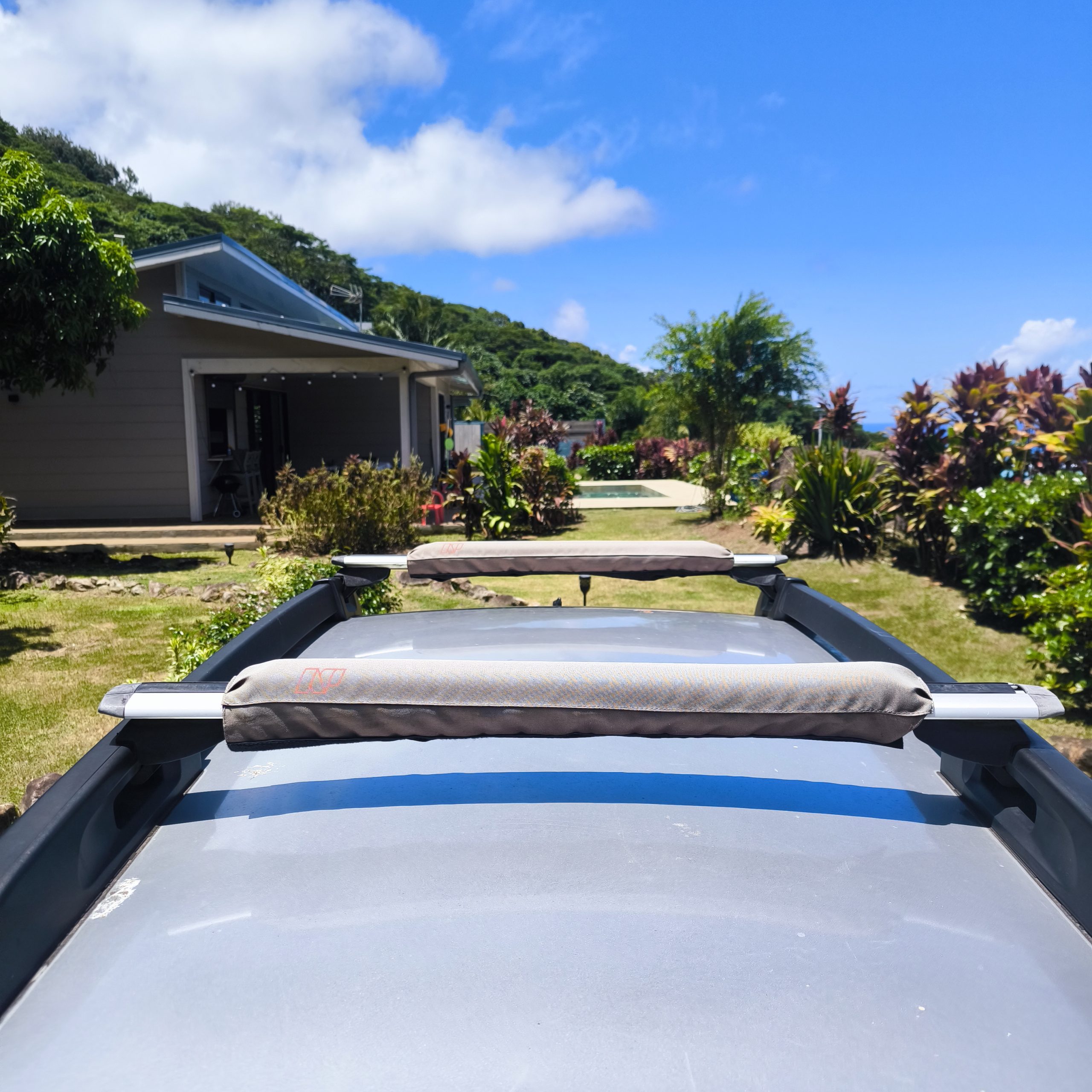 Barres de toit installées sur notre Dacia Duster à Raiatea