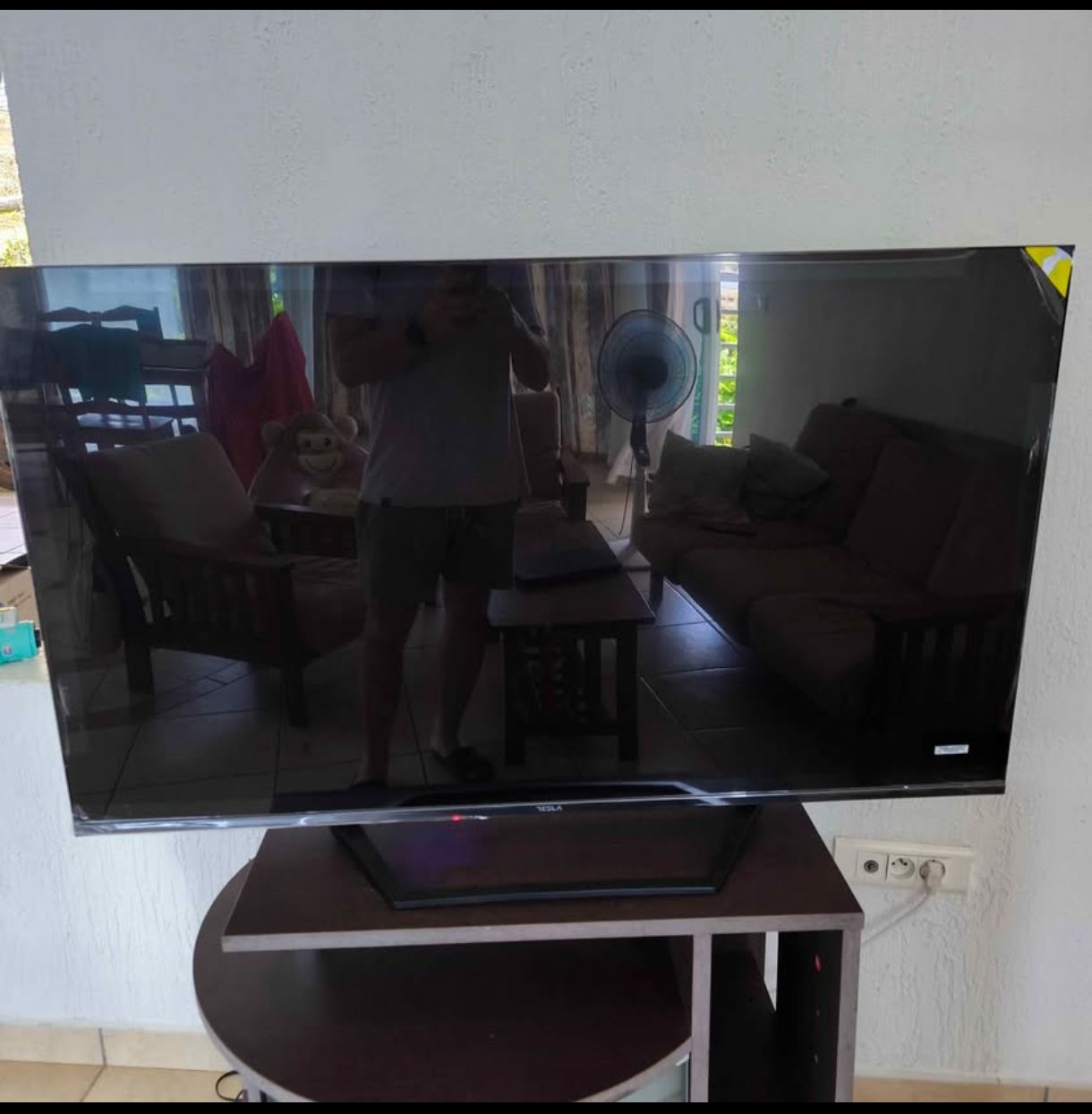 La télévision Tesla achetée chez Vini lors de nos premiers jours à Raiatea