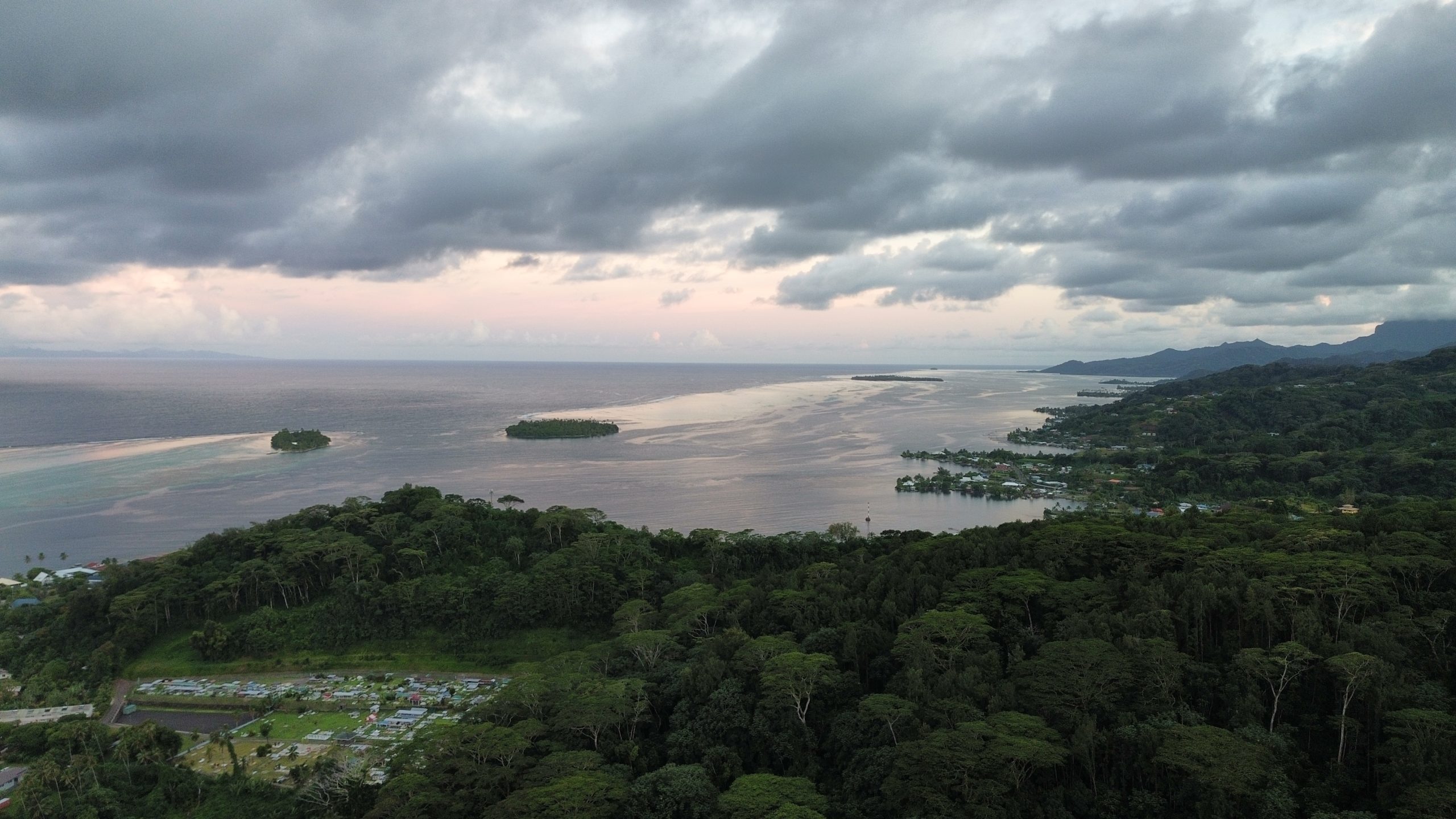 Vue sur le lagon et les motu depuis la maison à Raiatea
