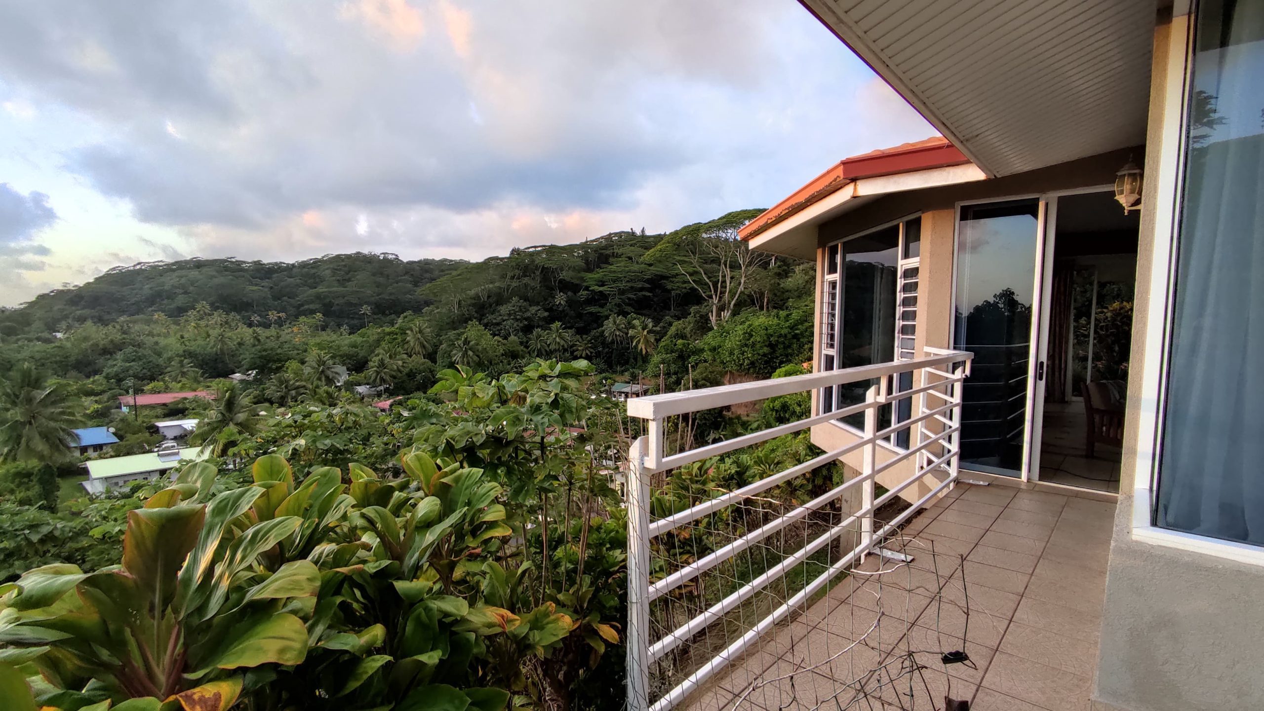 Vue depuis le balcon de notre maison à Raiatea au petit matin