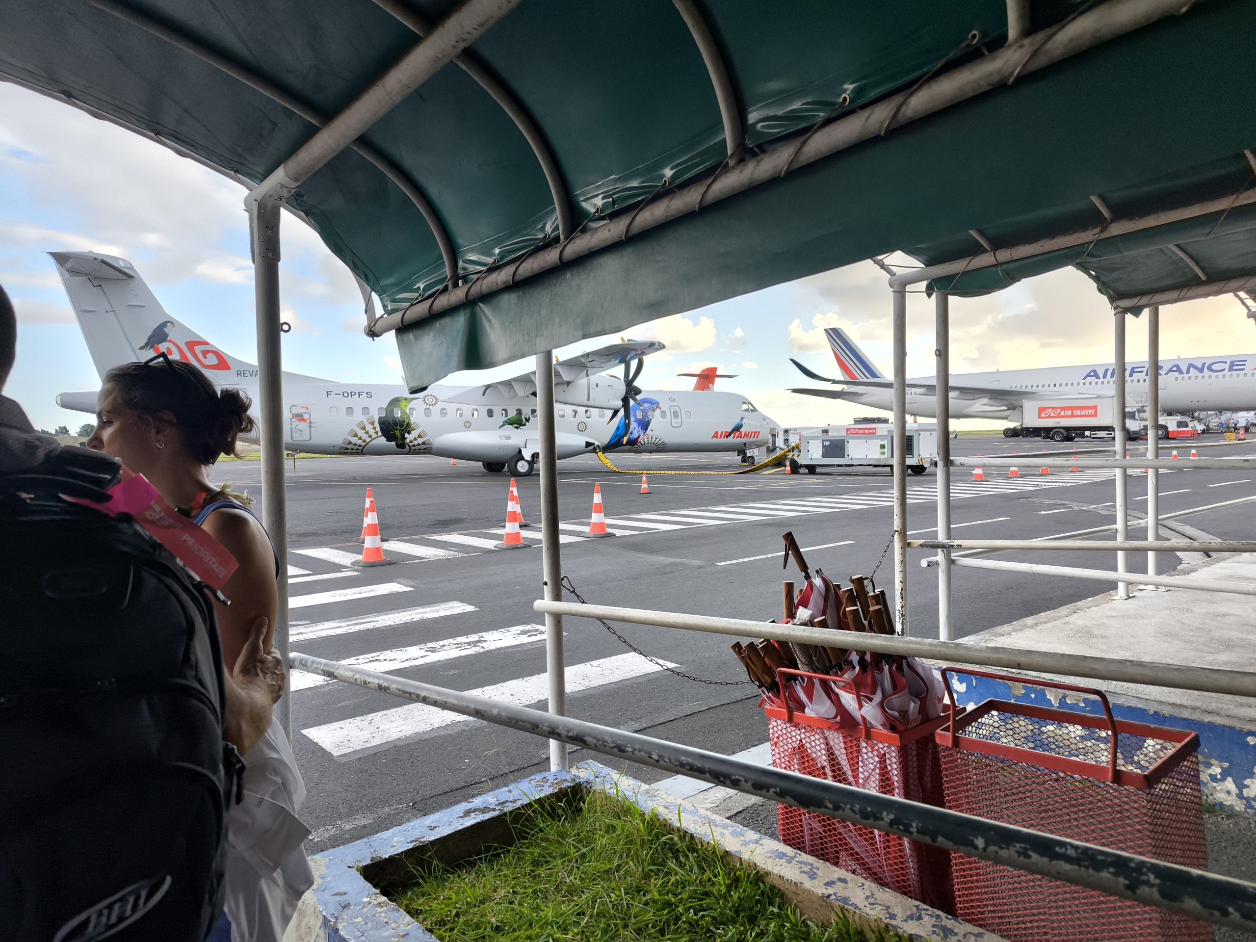Avion Air Tahiti sur le tarmac lors de notre arrivée en Polynésie française