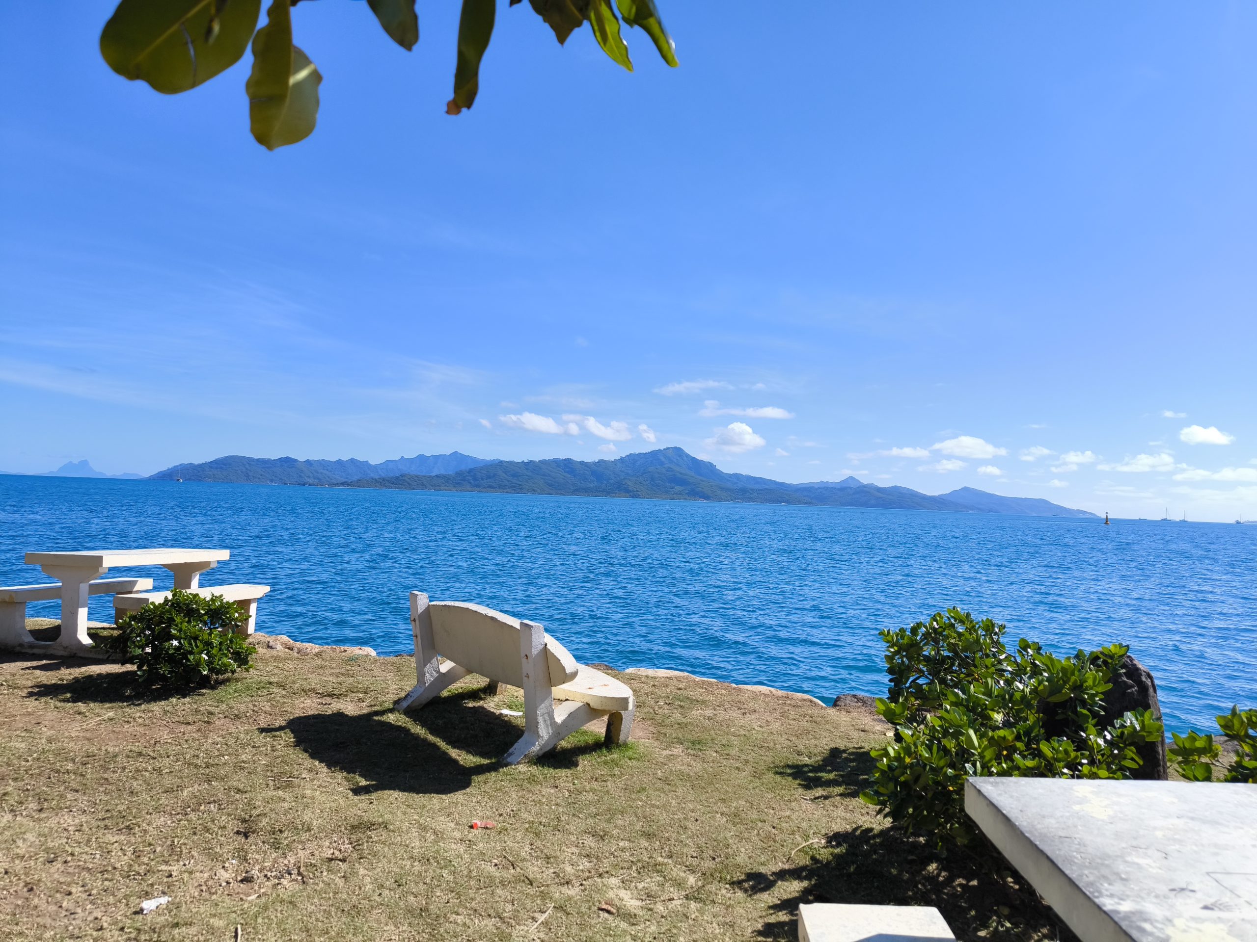Vue sur le lagon à Raiatea avec banc face à l'océan lors de notre installation en Polynésie française