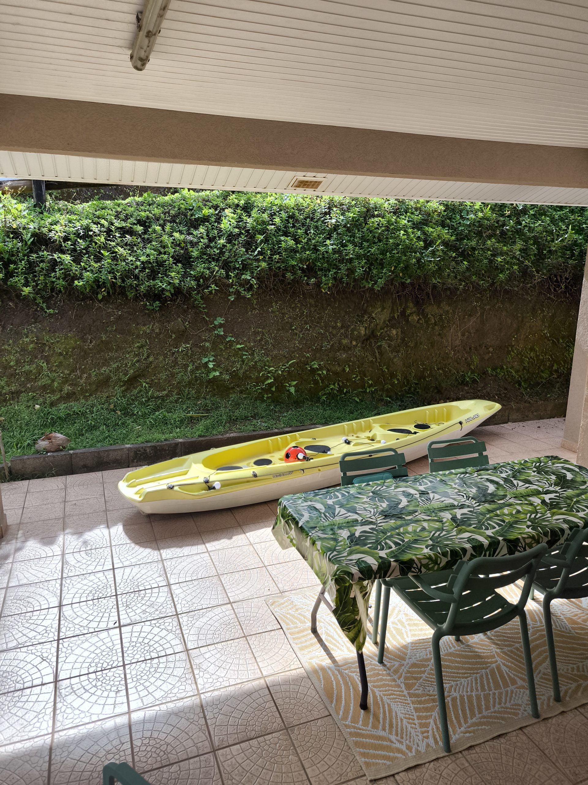 Kayak familial sur la terrasse de notre maison à Raiatea