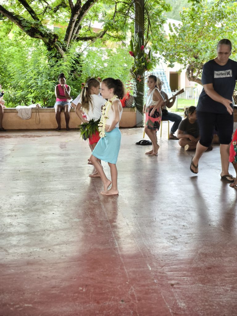 Célébration de Matari'i i ni'a à l'école d'Avéra, Raiatea — Iris intégrée parmi les enfants polynésiens