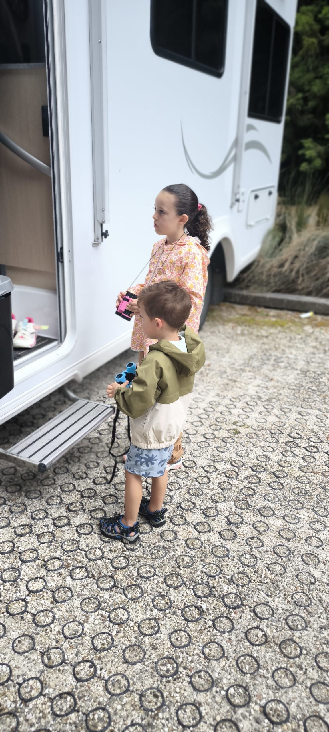 Iris et Amir montant dans le camping-car pendant notre vie en Polynésie