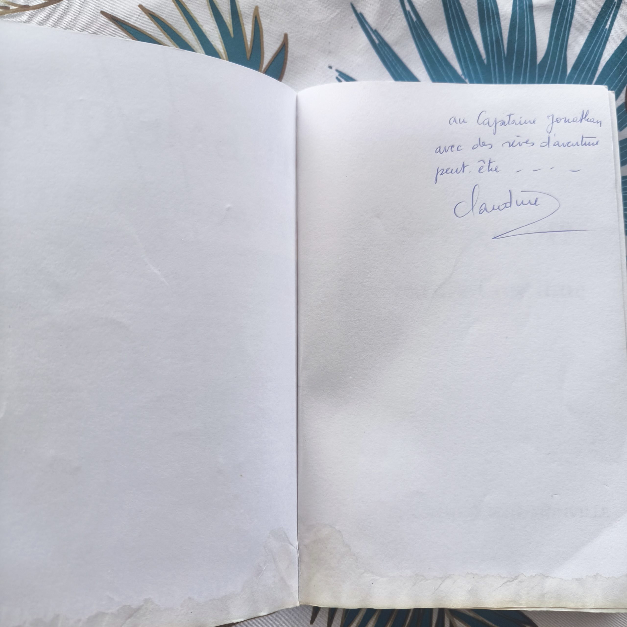 Dédicace de Claudine Goché-Monville pour Jonathan lors du salon du livre à Raiatea