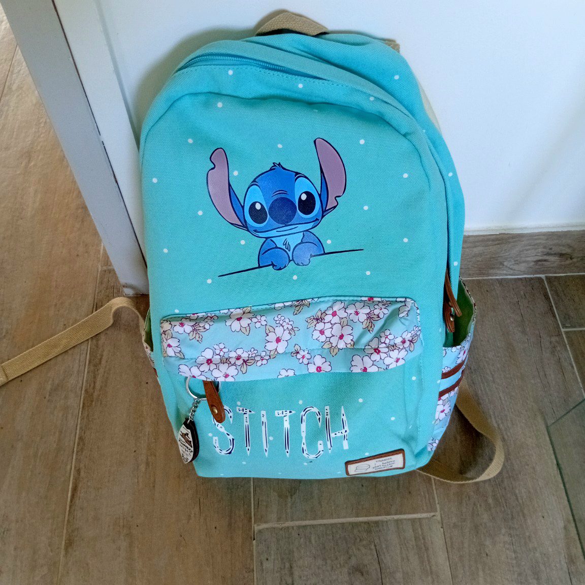 Cartable d’enfant prêt pour partir à l’école à Raiatea