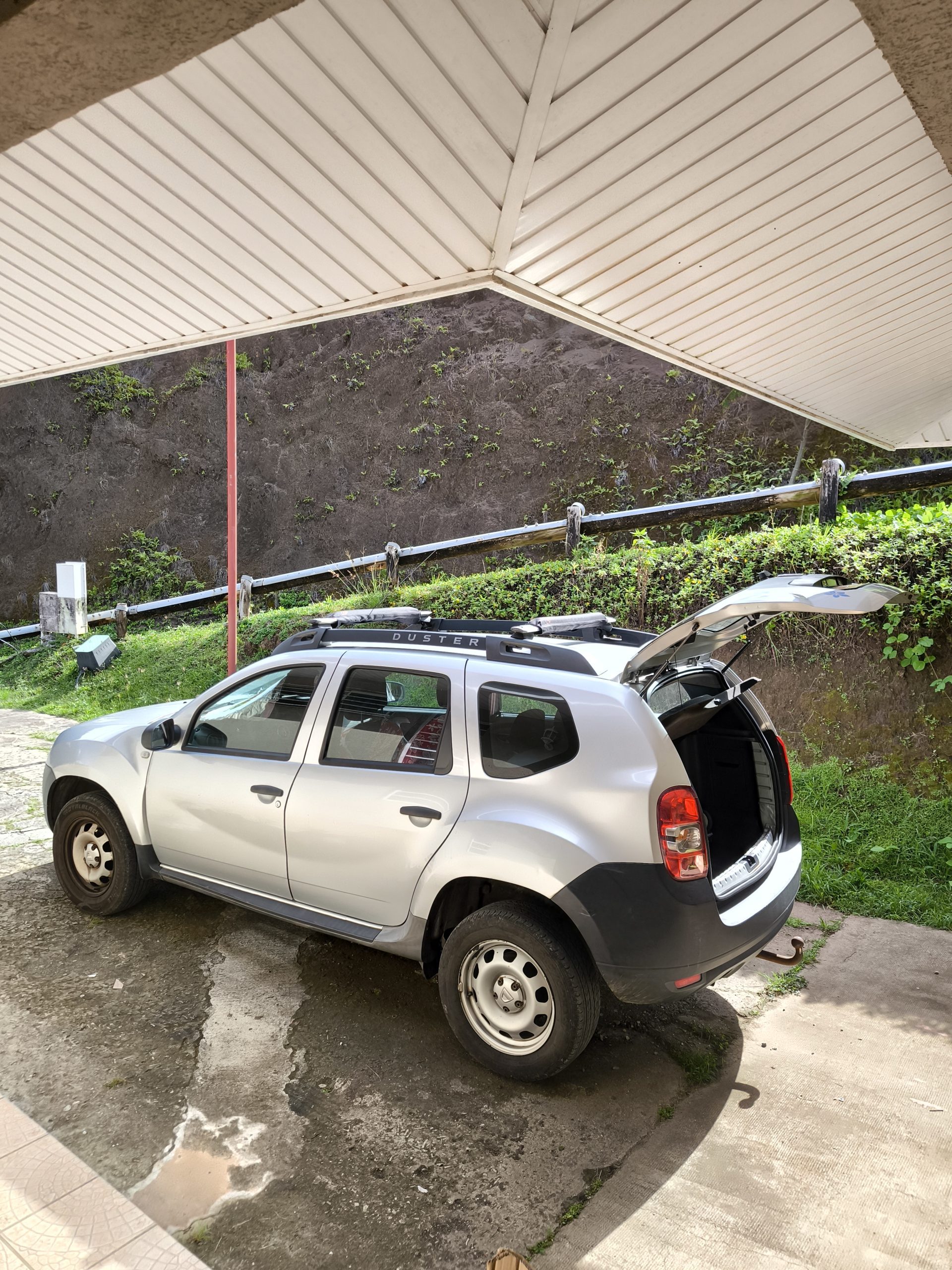 Dacia Duster à Raiatea avec climatisation en panne réparation voiture Polynésie