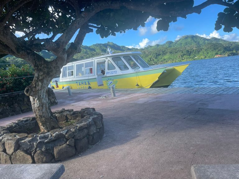 Bateau Taha'a express au quai d'Hamene