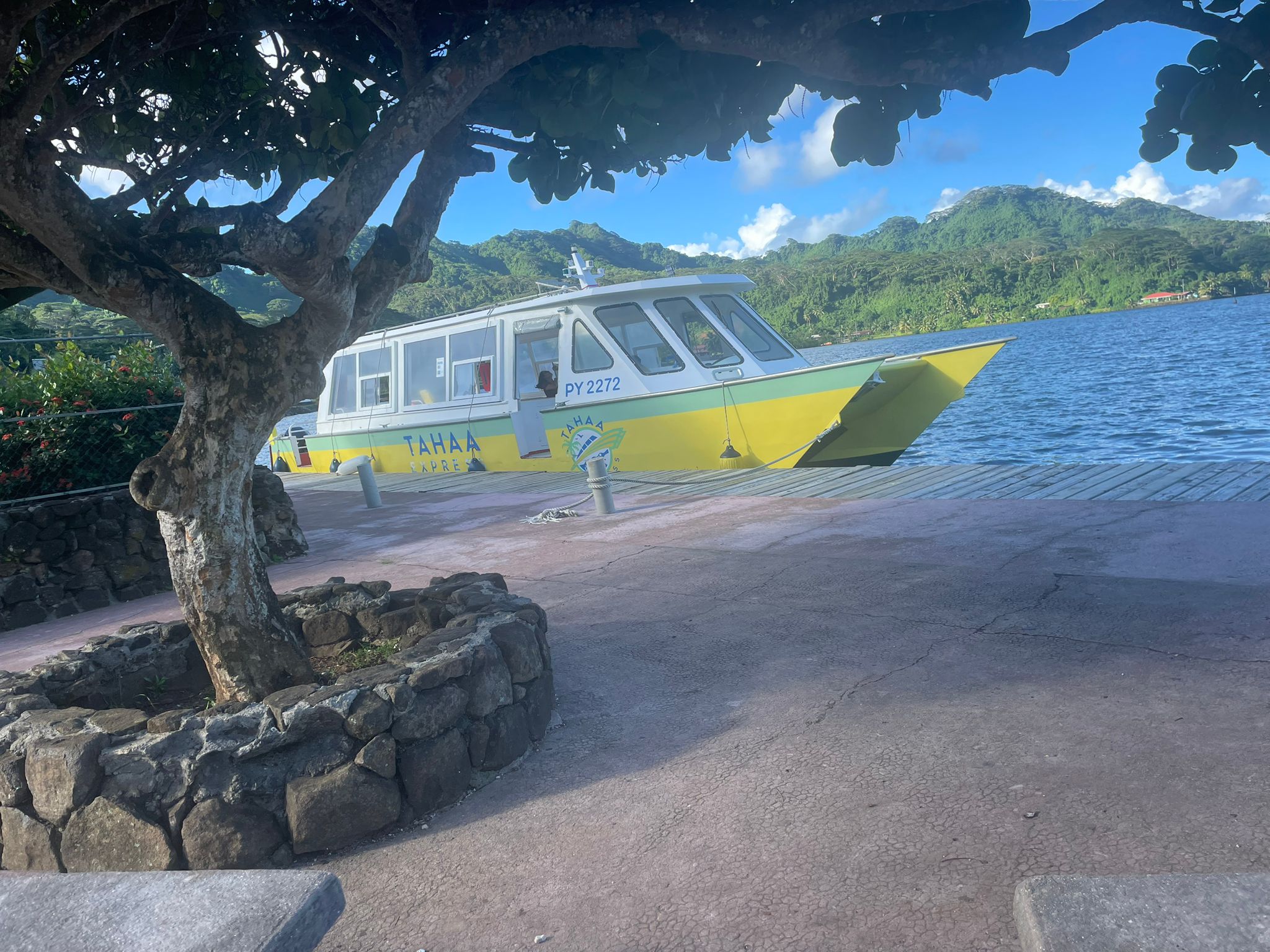 Bateau Taha'a express au quai d'Hamene