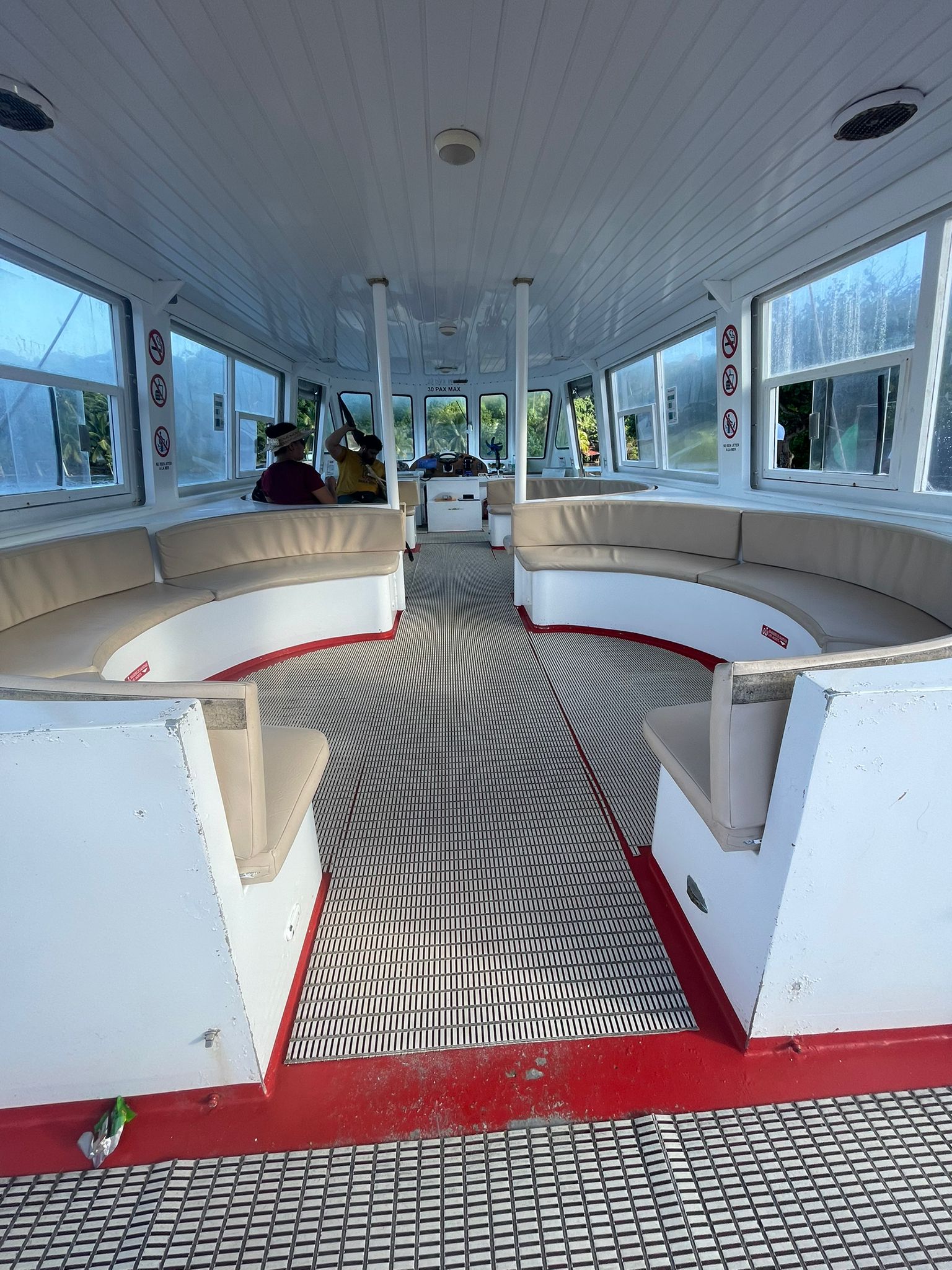Intérieur du bateau Taha'a express entre Raiatea et Taha'a, trajet quotidien des enseignants en MAD