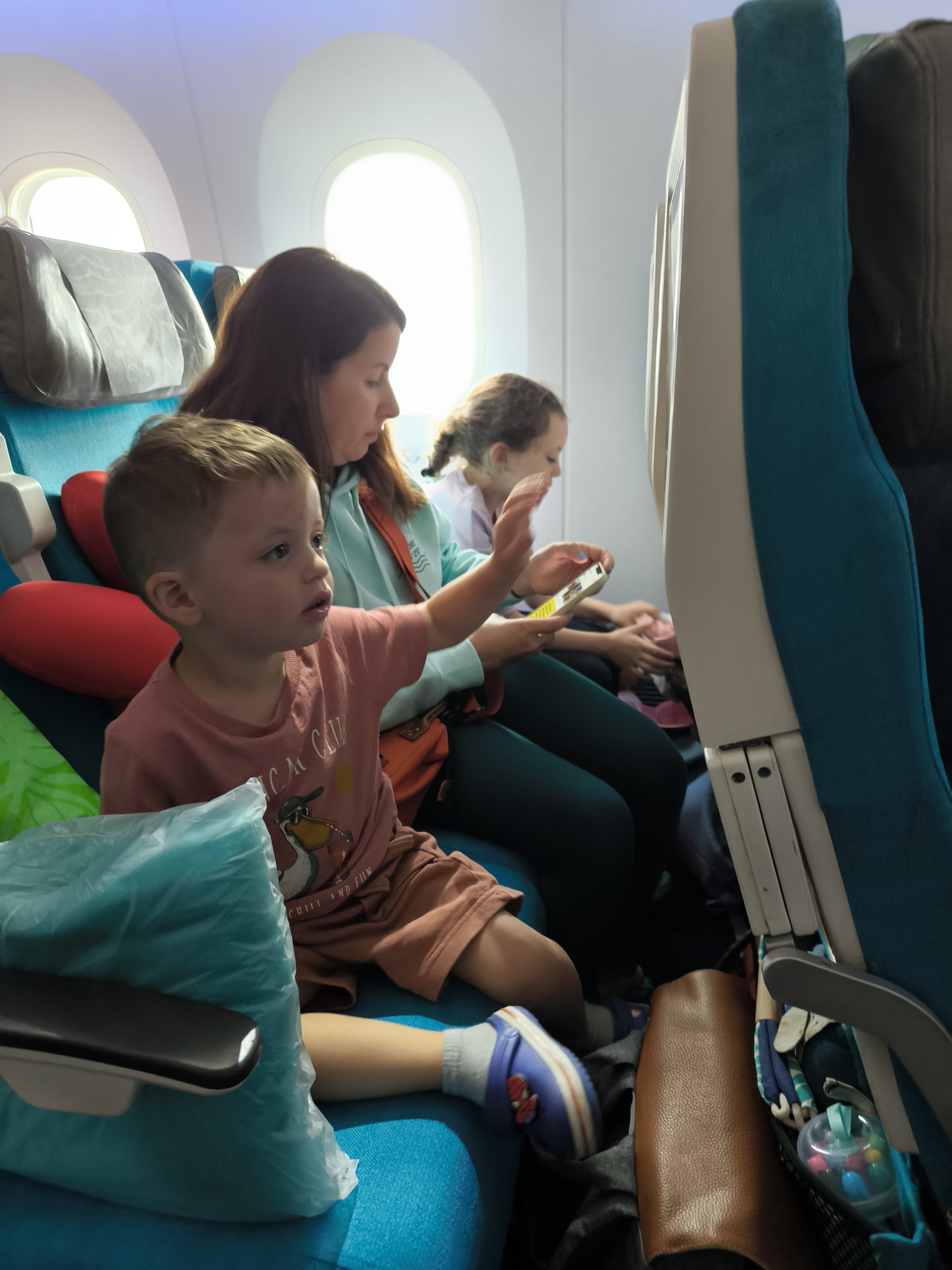 Alice Iris et Amir dans l'avion Air Tahiti Nui vol Paris Papeete Polynésie française