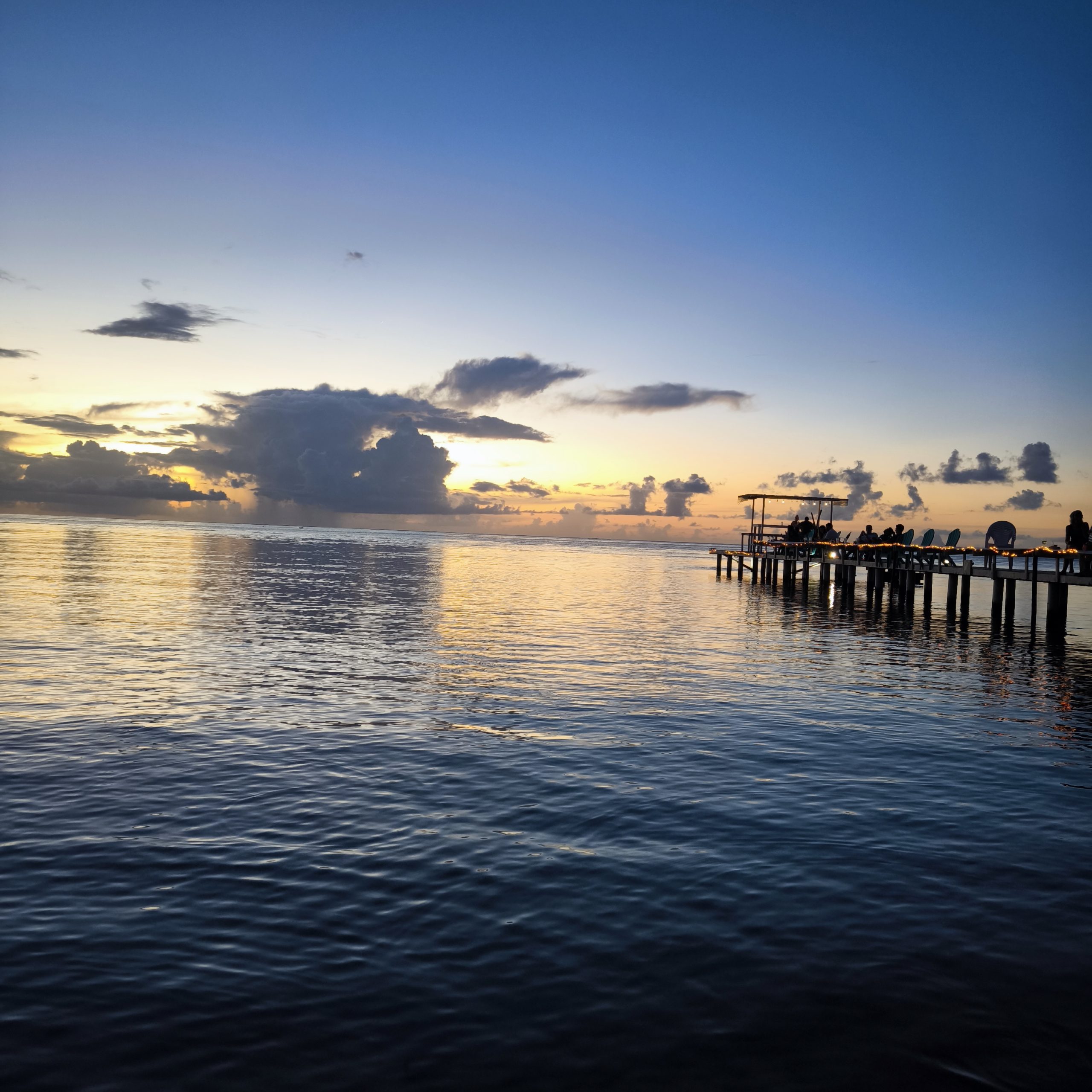 Coucher de soleil sur le lagon depuis le Fish and Blue à Raiatea, Polynésie Française