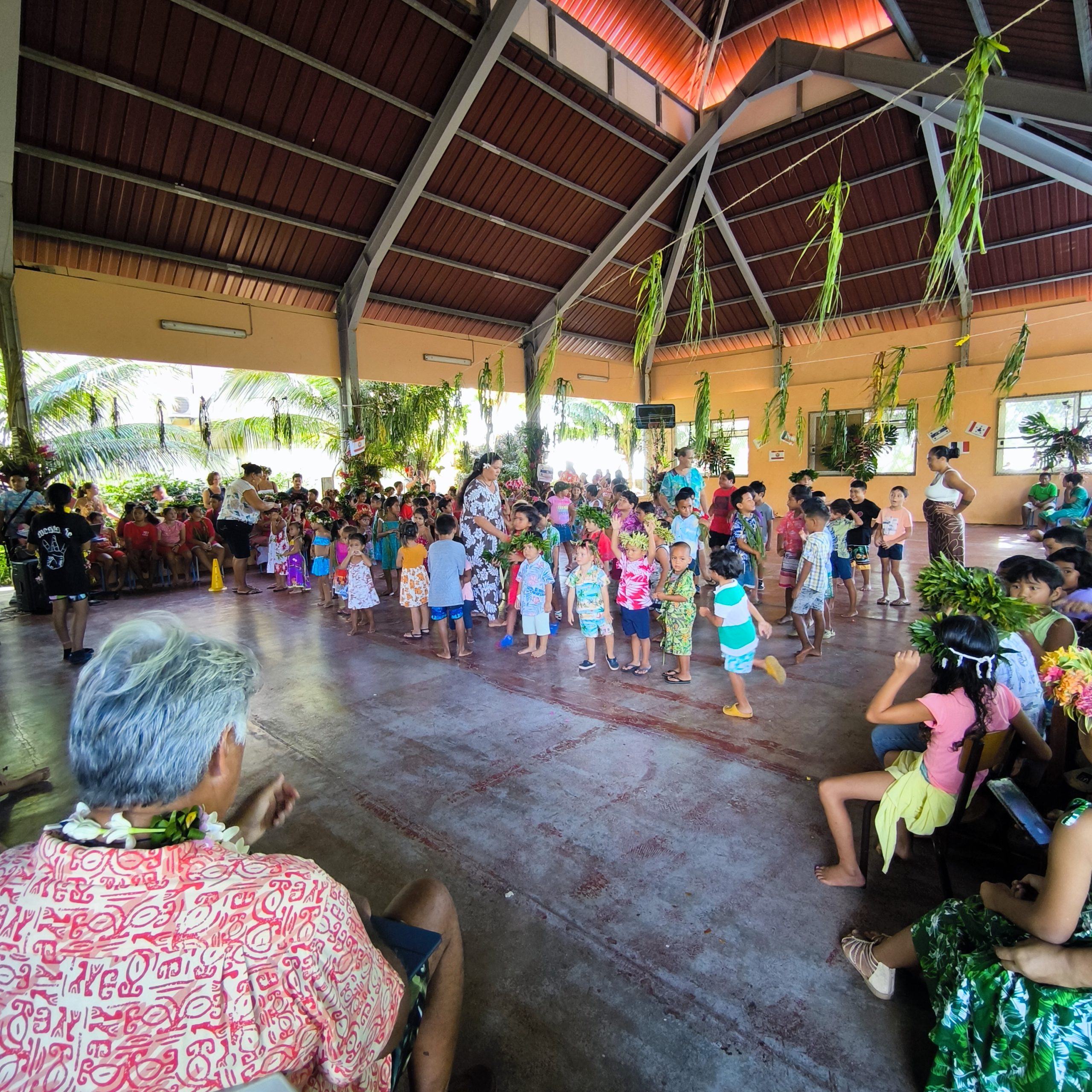 Vue d'ensemble journée polynésienne école Avera Raiatea