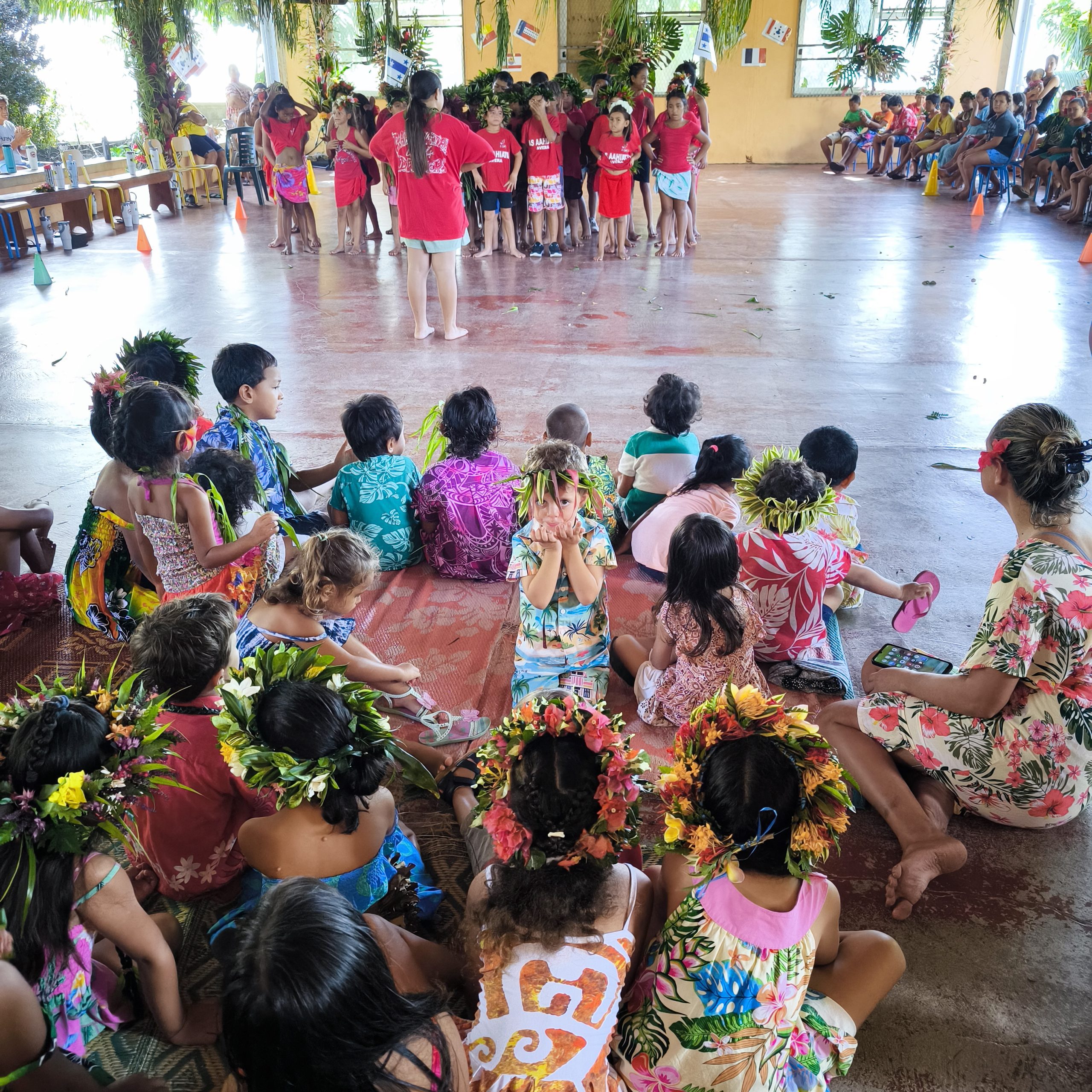 Enfants en tenue polynésienne journée polynésienne Raiatea