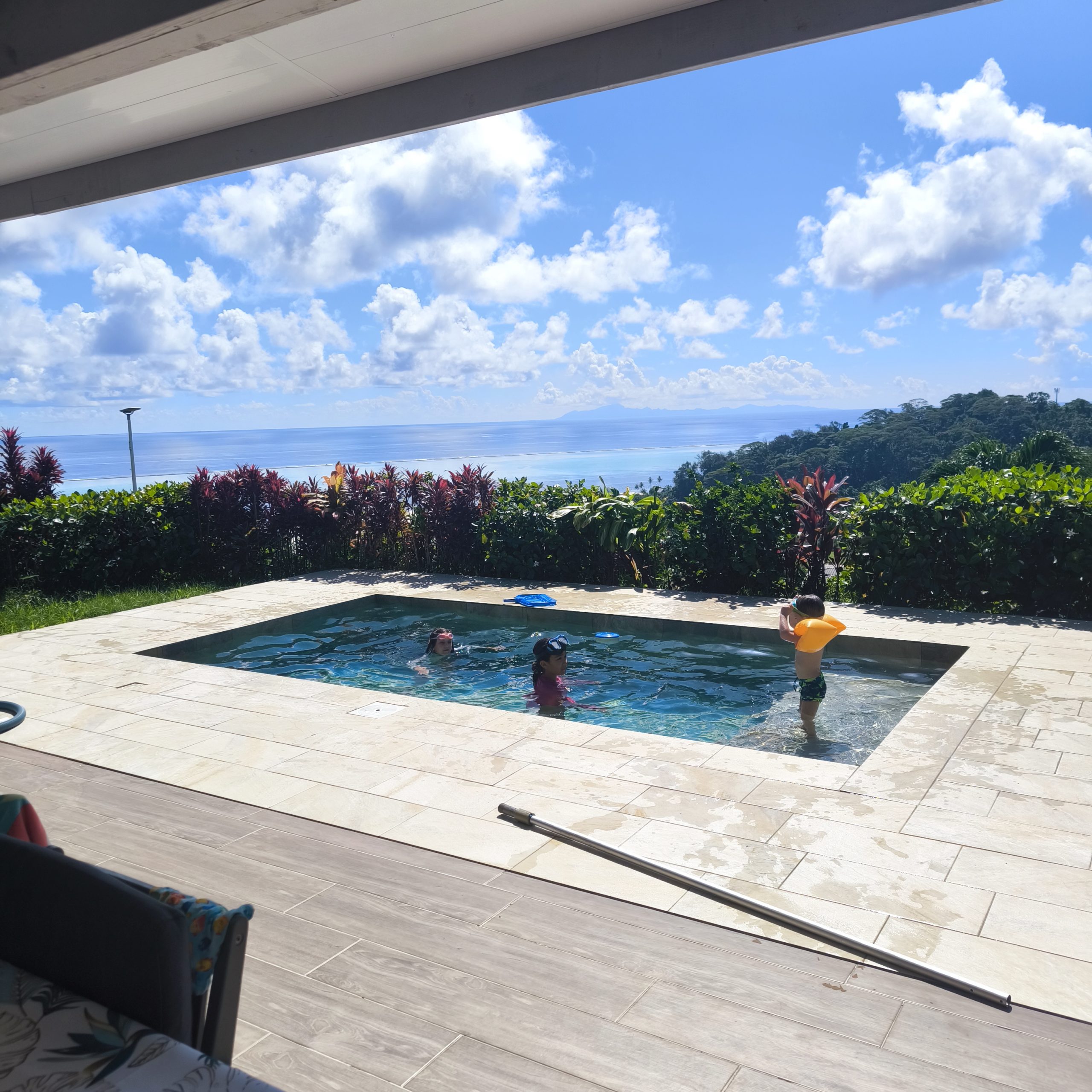 Enfants dans la piscine terrasse maison Raiatea Polynésie française