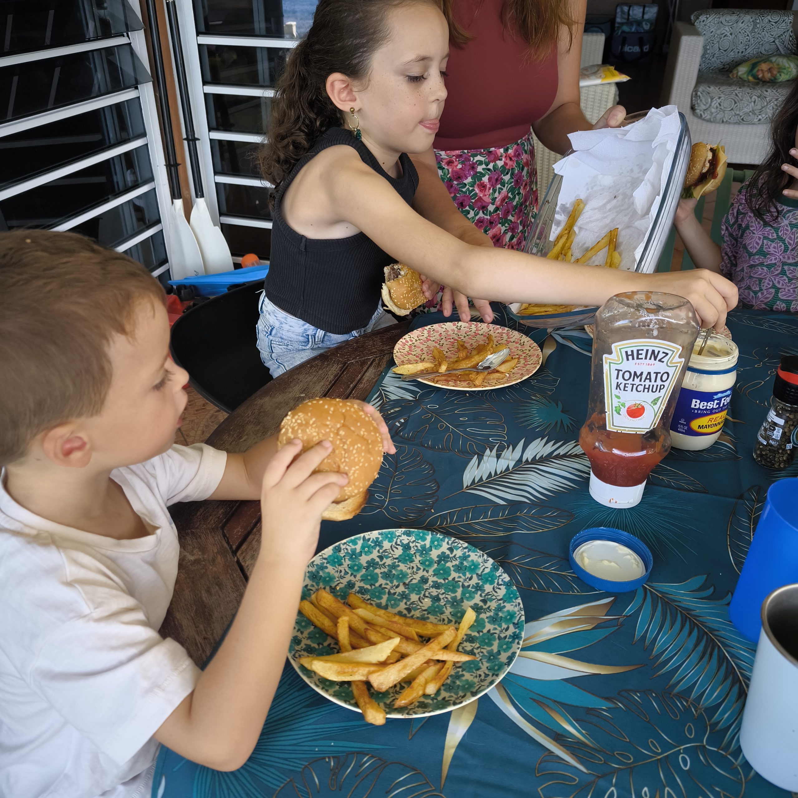 Repas burger maison friteuse machine à glace chez des amis Raiatea Polynésie française