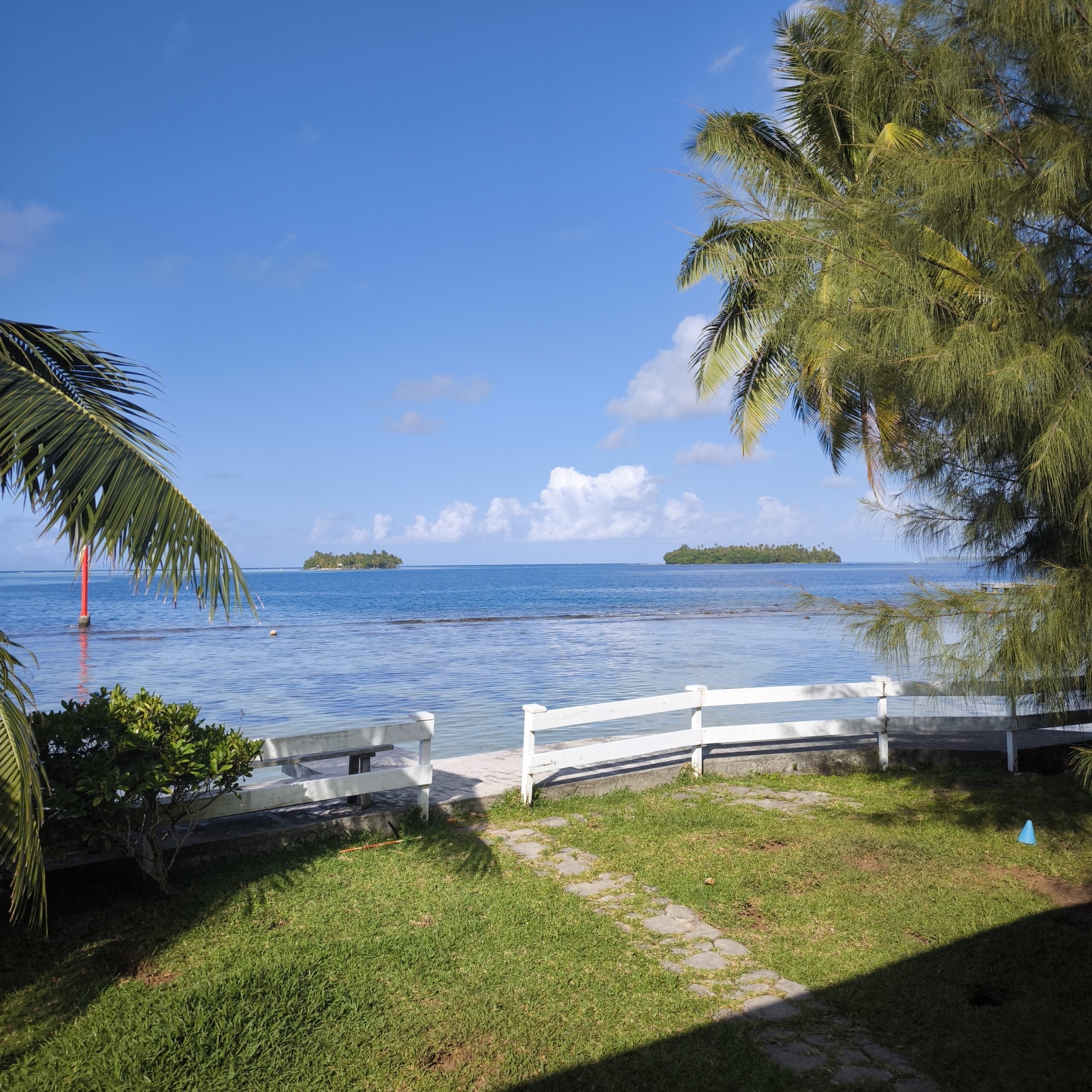 Vue sur le lagon de Raiatea depuis la terrasse d'amis en bord de mer Polynésie française